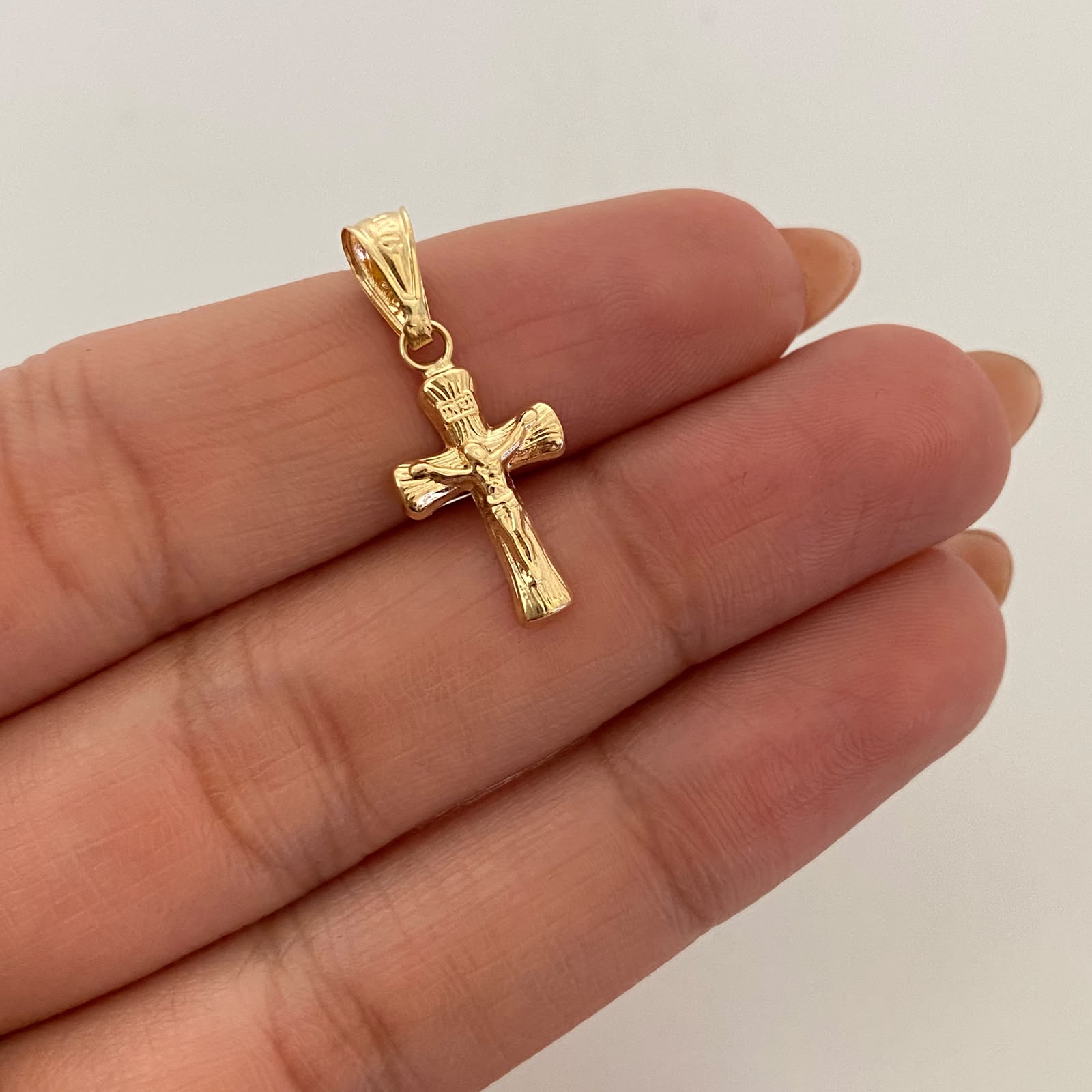 Dije Cruz Cristo Oro amarillo 18k 0,55 Gr / 10,4 mm / 2,4 Cm
