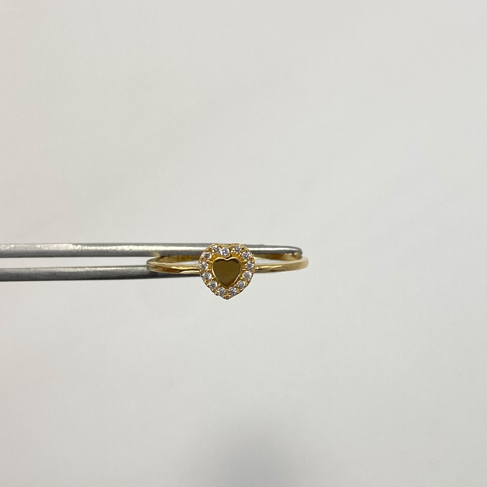 Anillo Corazon borde circones blancos Oro amarillo 18k / Talla 5 / 1,4 Gr / 1 mm