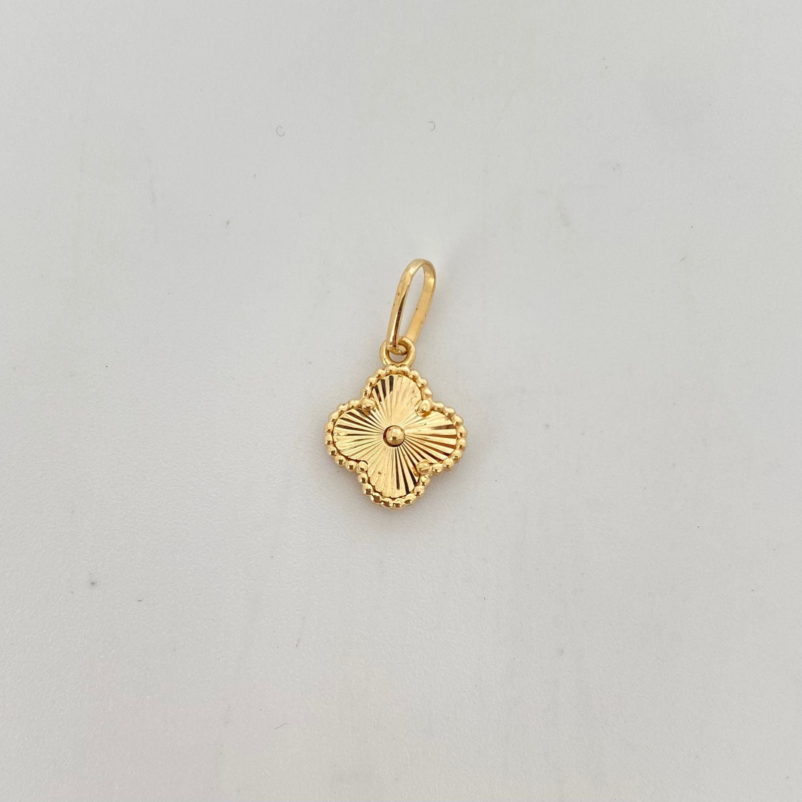 Dije trebol fondo diamantado Oro amarillo 18k 0,85 Gr / 1,5 Cm