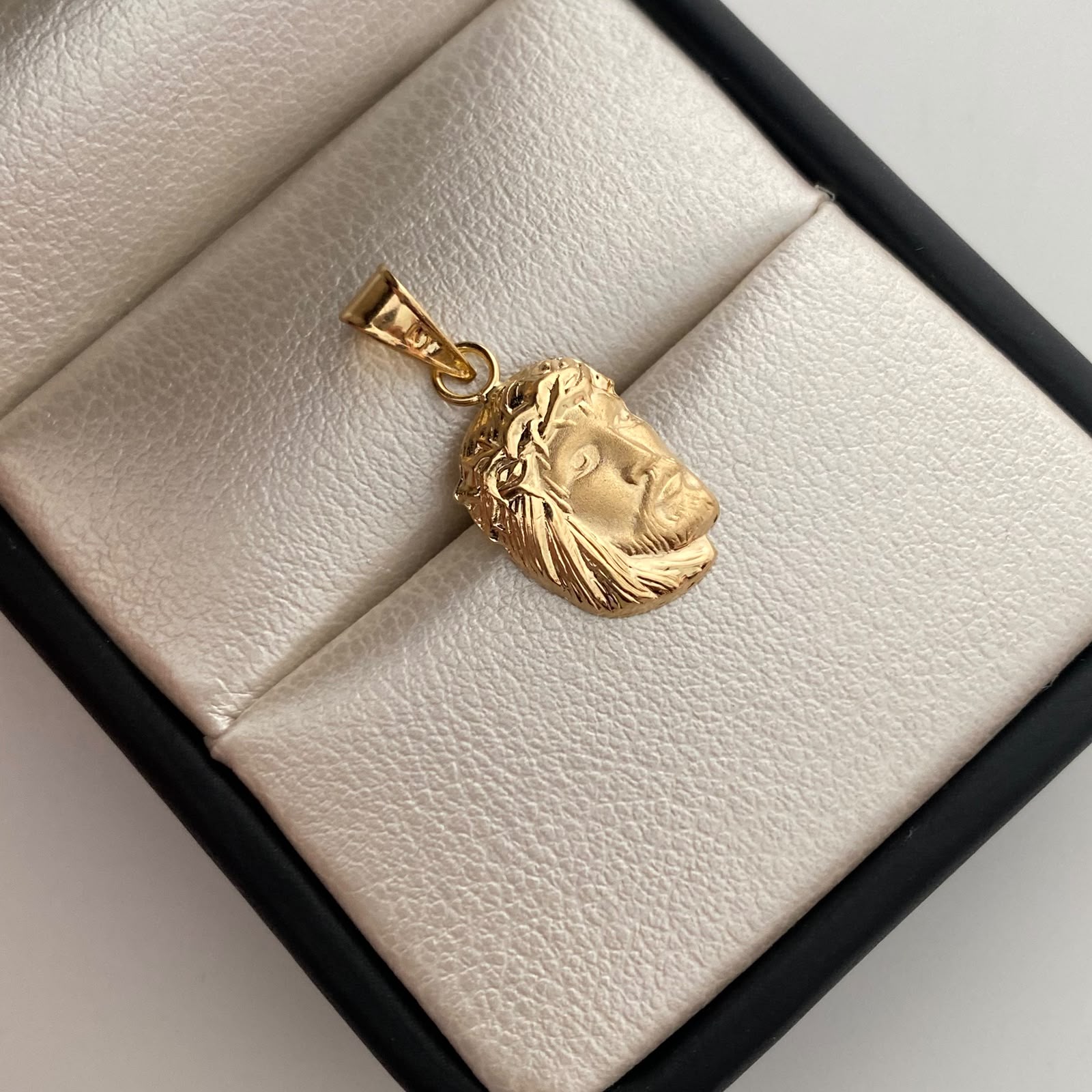 Dije Rostro Oro amarillo 18k 0,85 Gr / 10,3 mm / 2,3 Cm