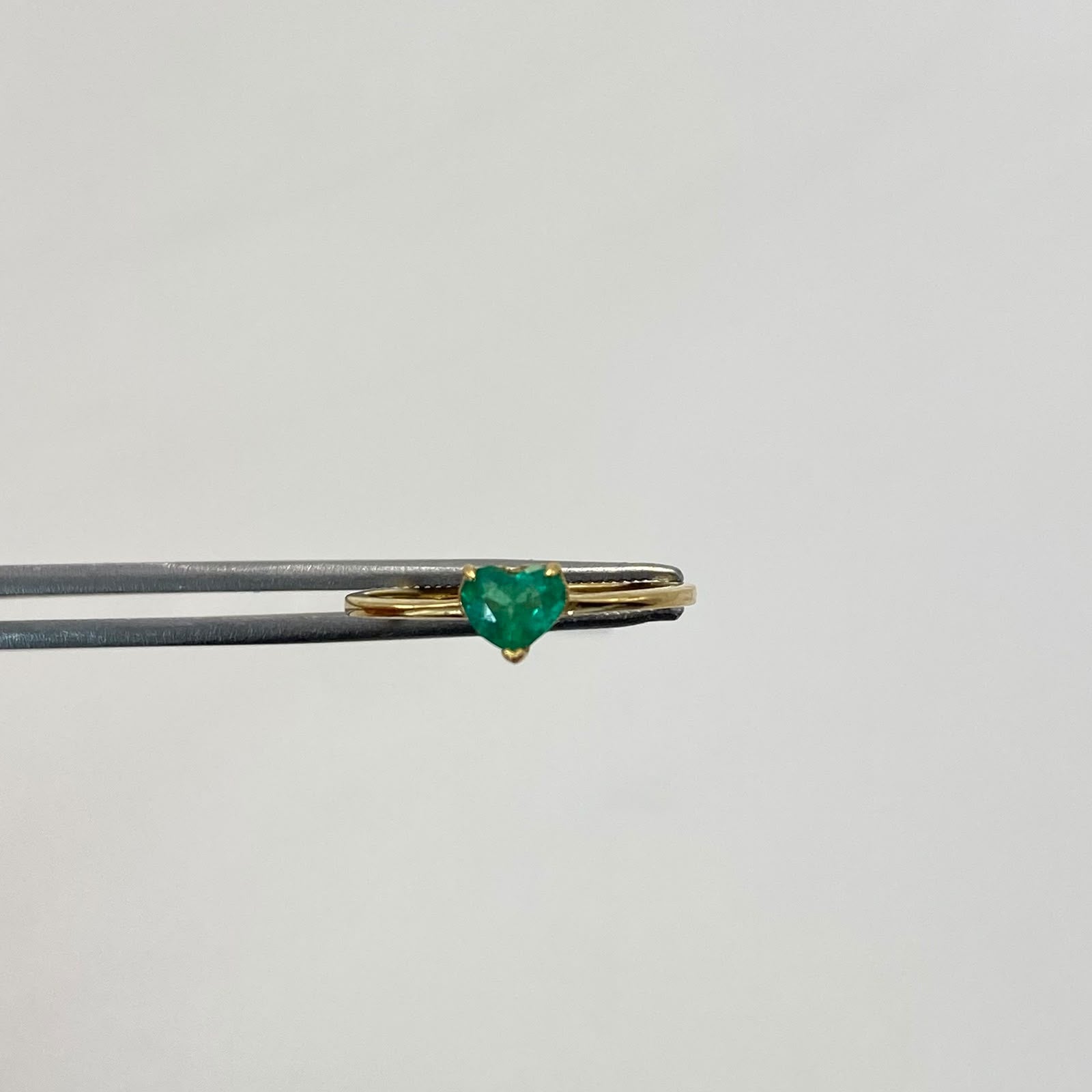 Anillo solitario corazon esmeralda Oro amarillo / Talla 5 3/4 / 1,25 Gr