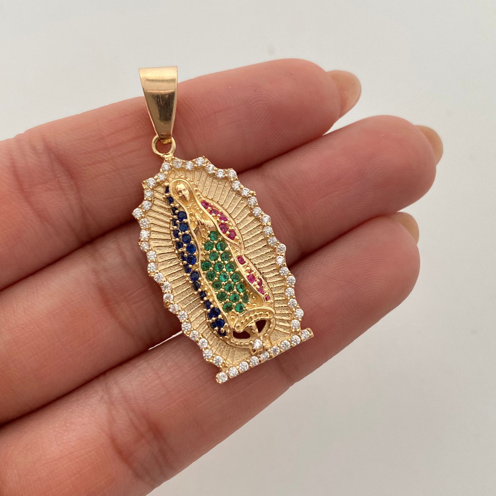 Dije virgen de guadalupe con circones multicolor  Oro amarillo 18k 8,75 Gr / 17,8 mm / 4 Cm