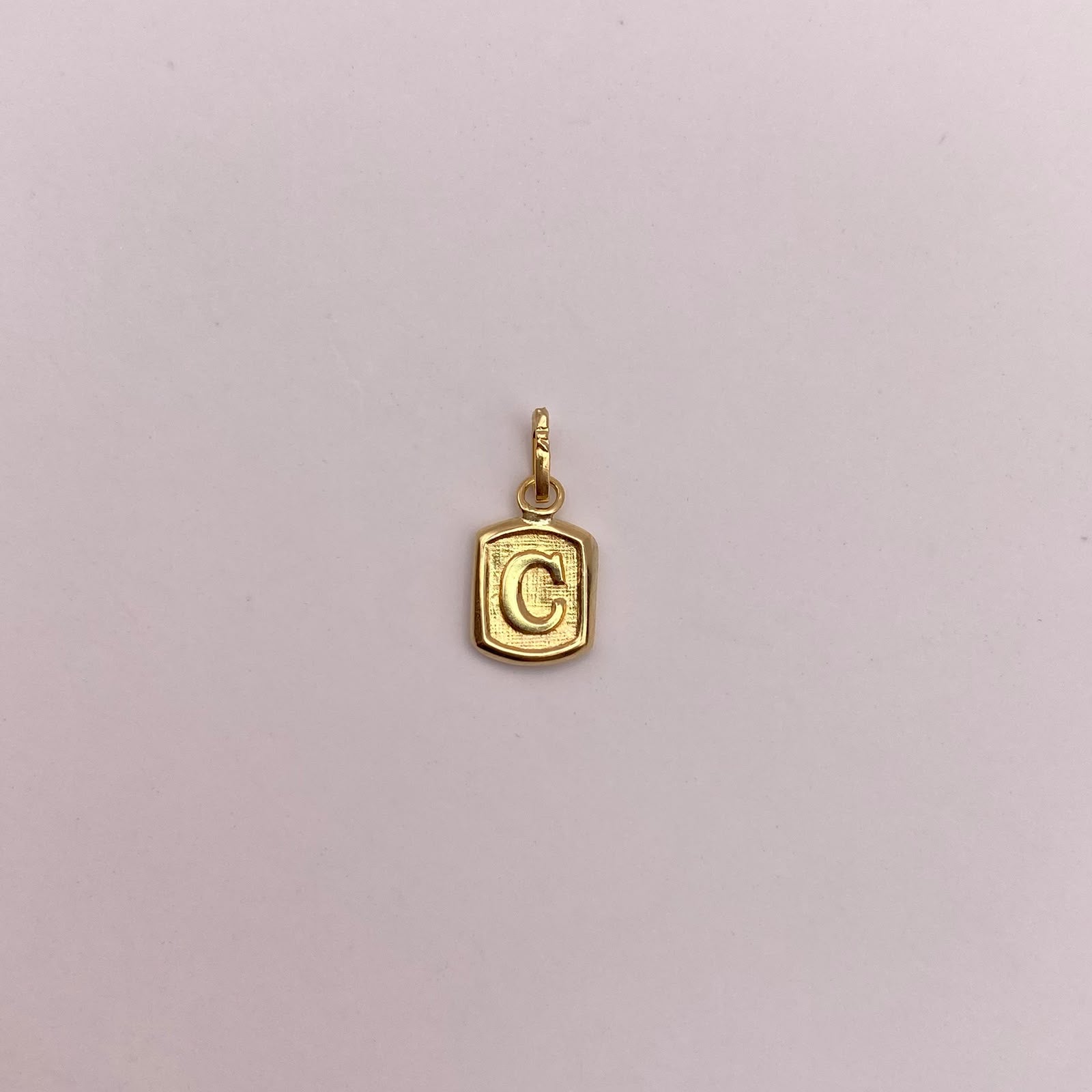 Dije letra C Oro amarillo 18k 0,35 Gr / 6,96 mm / 1,3 Cm