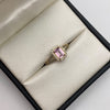 Anillo solitario circón rosado y blancos Oro amarillo 18k / Talla 7 1/2 / 2,9 Gr / 1,48 mm