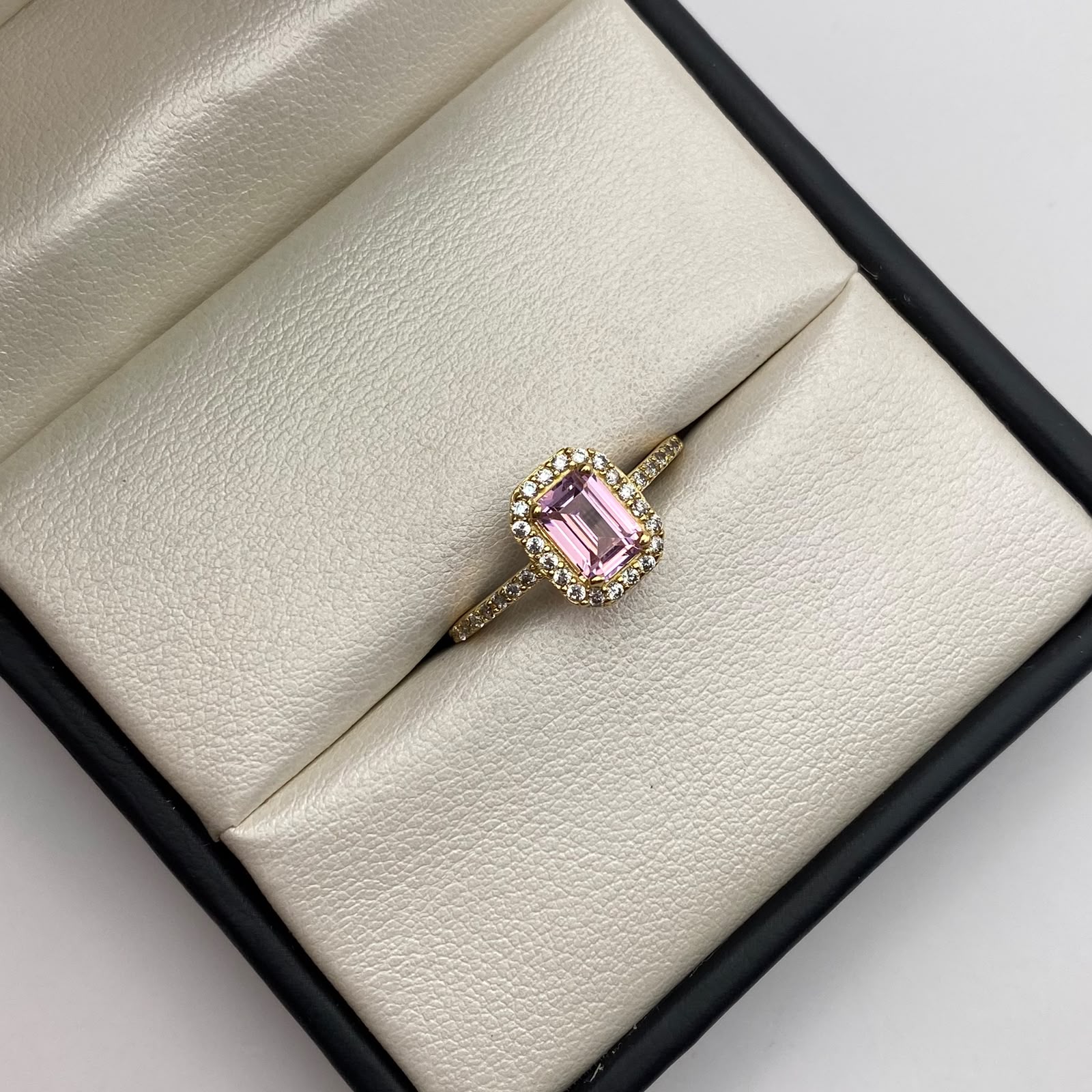 Anillo solitario circón rosado y blancos Oro amarillo 18k / Talla 7 1/2 / 2,9 Gr / 1,48 mm
