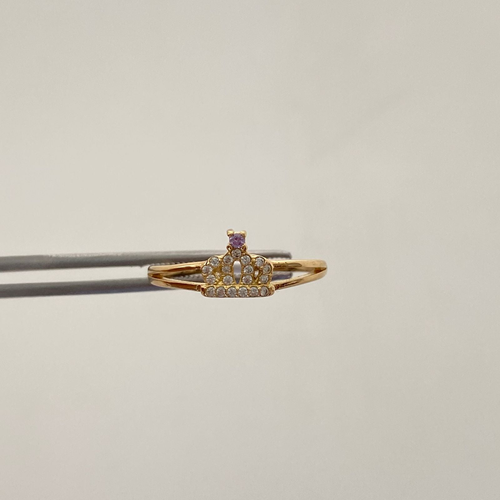 Anillo 15 Corona Circon morado Oro amarillo 18k / Talla 7 / 2 Gr
