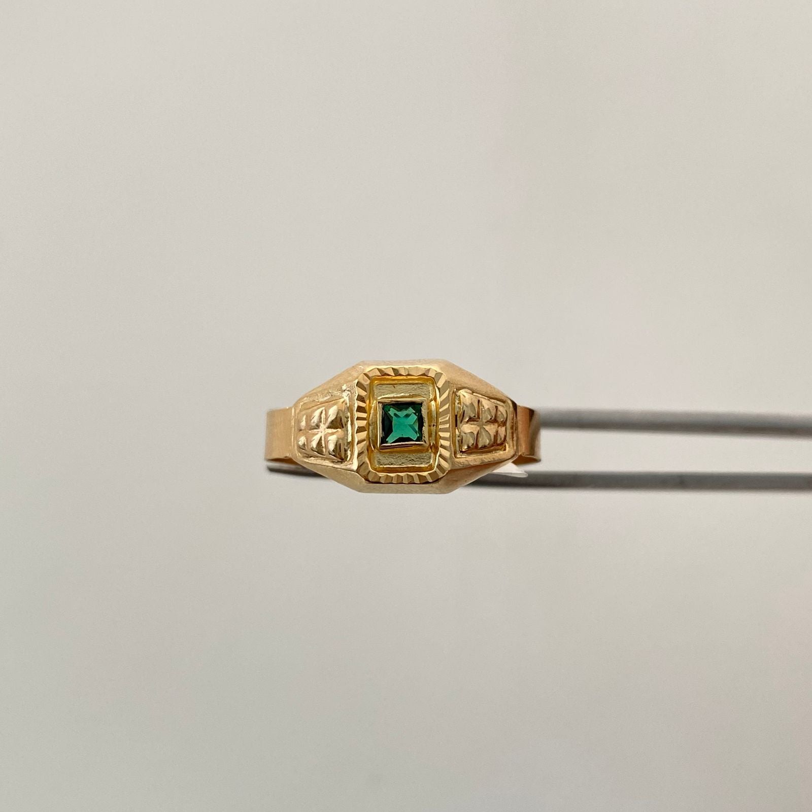 Anillo Troquel circon verde Oro amarillo 18k / Talla 11 / 2 Gr / 3,7 mm