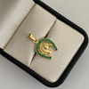 Dije herradura con caballo y circones verdes  Oro amarillo 18k 2,65 Gr / 2,4 mm / 14,3 Cm