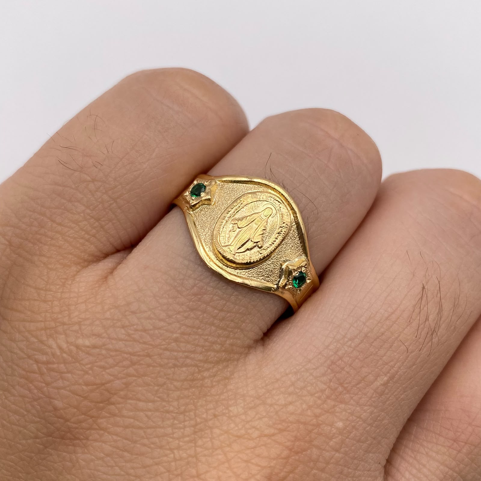 Anillo Troquel virgen Milagrosa circones verdes Oro amarillo 18k / Talla 10 / 2,8 Gr / 4,9 mm