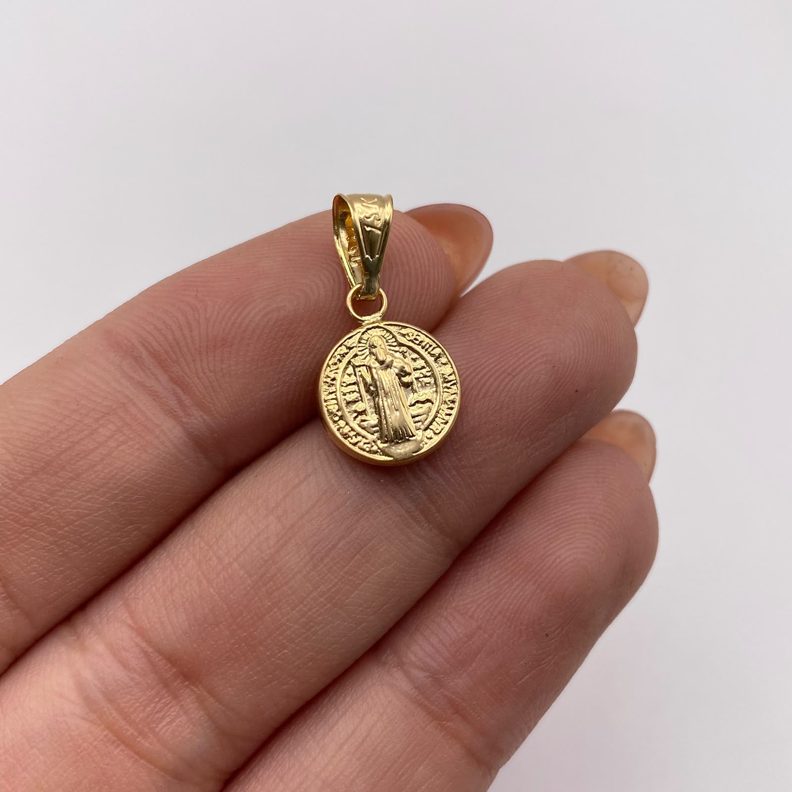 Dije San benito Oro amarillo 18k 0,55 Gr / 10,2 mm / 1,9 Cm