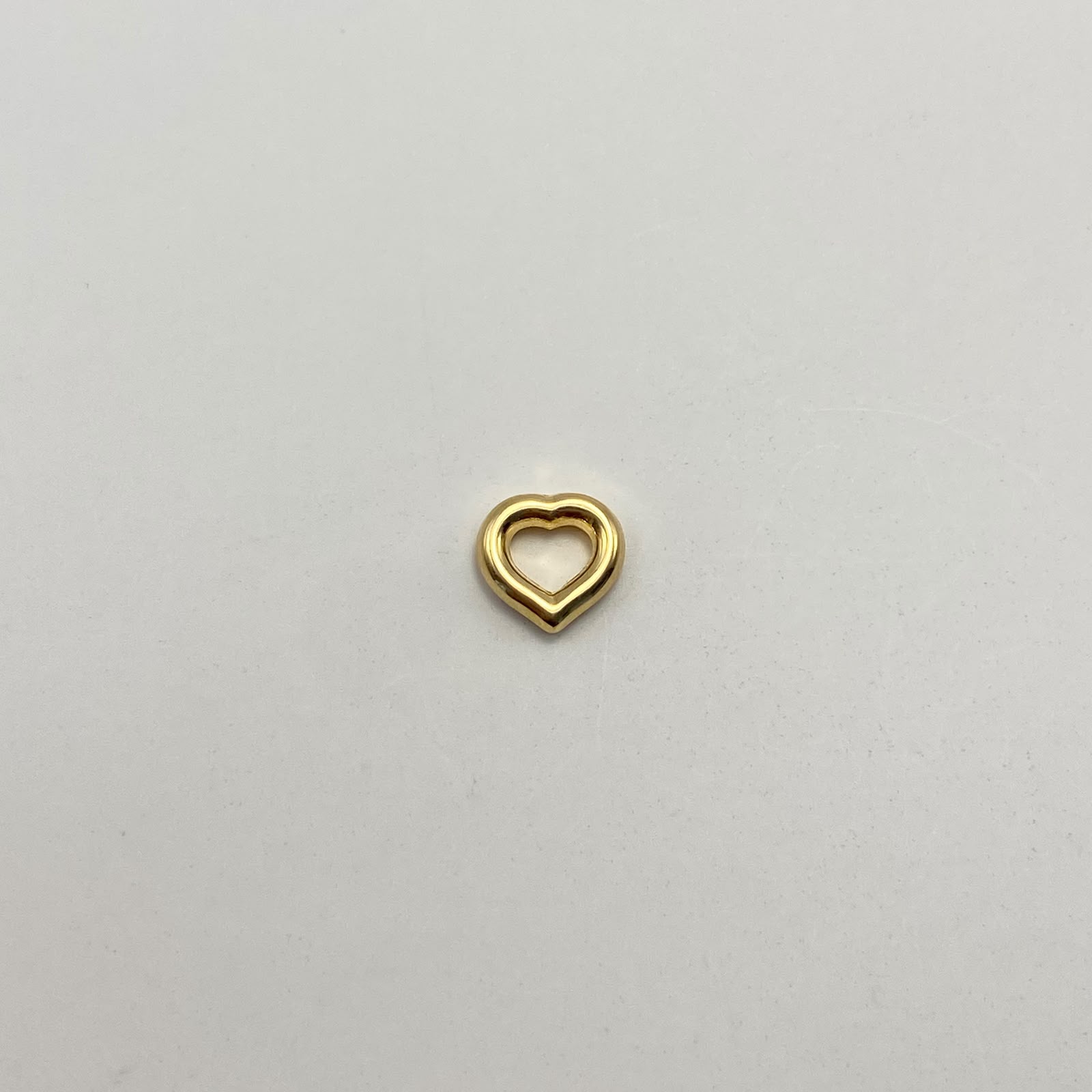 Herraje Corazon silueta pasante Oro amarillo 18k 0,3 Gr / 0,8 Cm