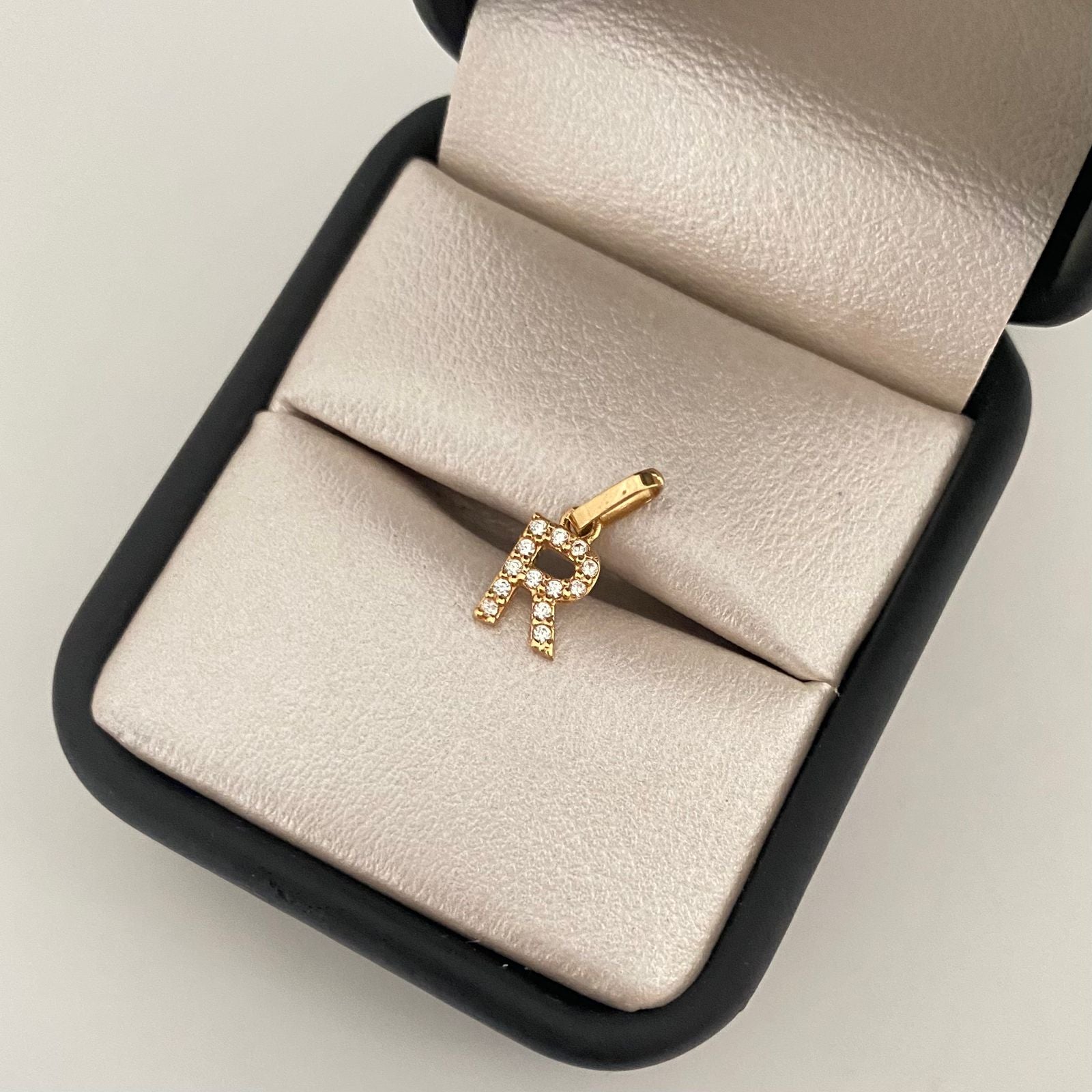Dije letra R casting Oro amarillo 18k 0,5 Gr / 1,5 Cm
