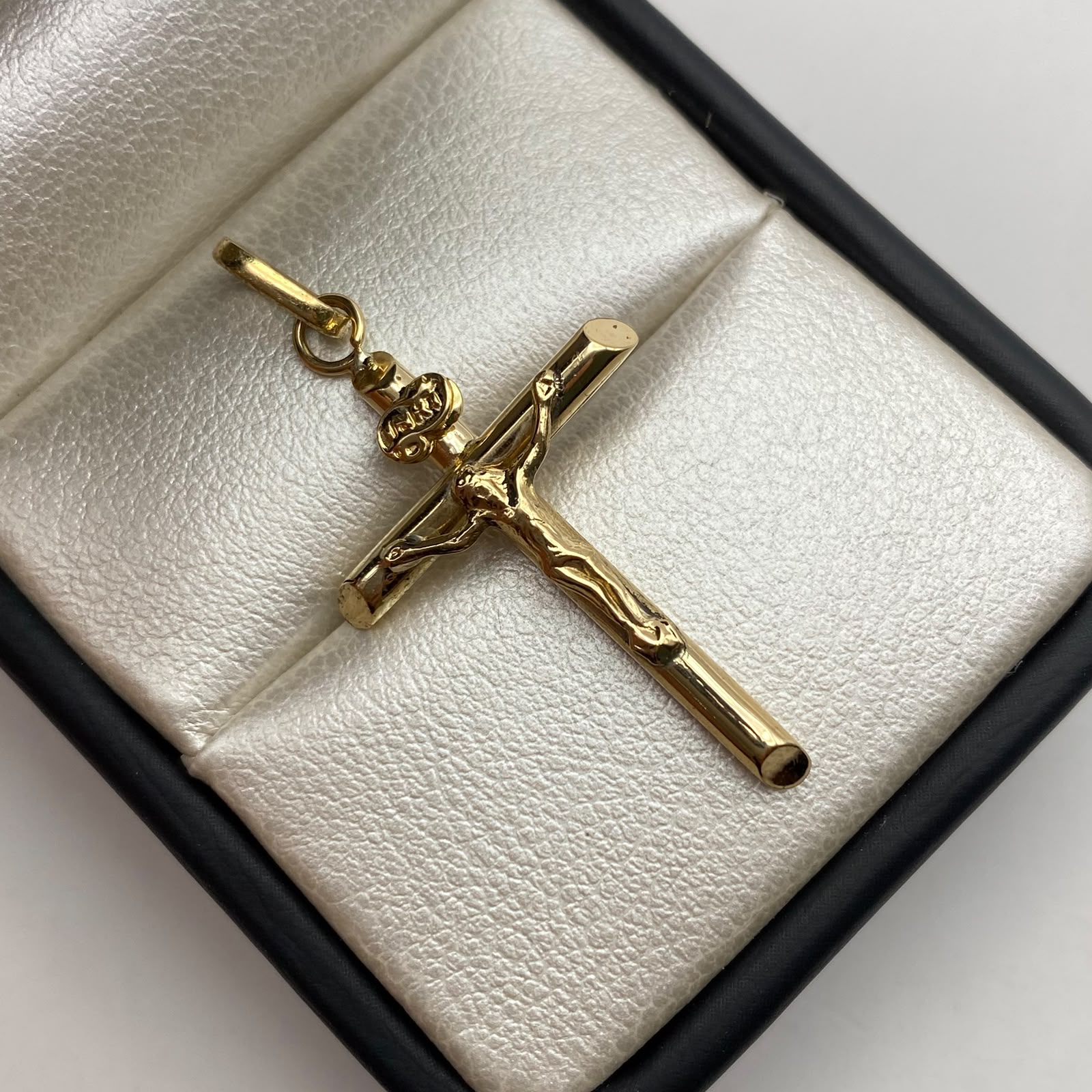 Dije cruz cristo tubular Oro amarillo 1,35 Gr / 4 Cm