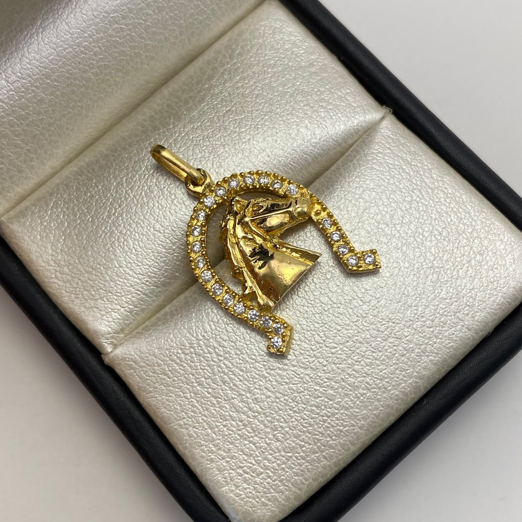 Dije herradura con circones blancos  Oro amarillo 18k 3,25 Gr / 16,19 mm / 2,6 Cm
