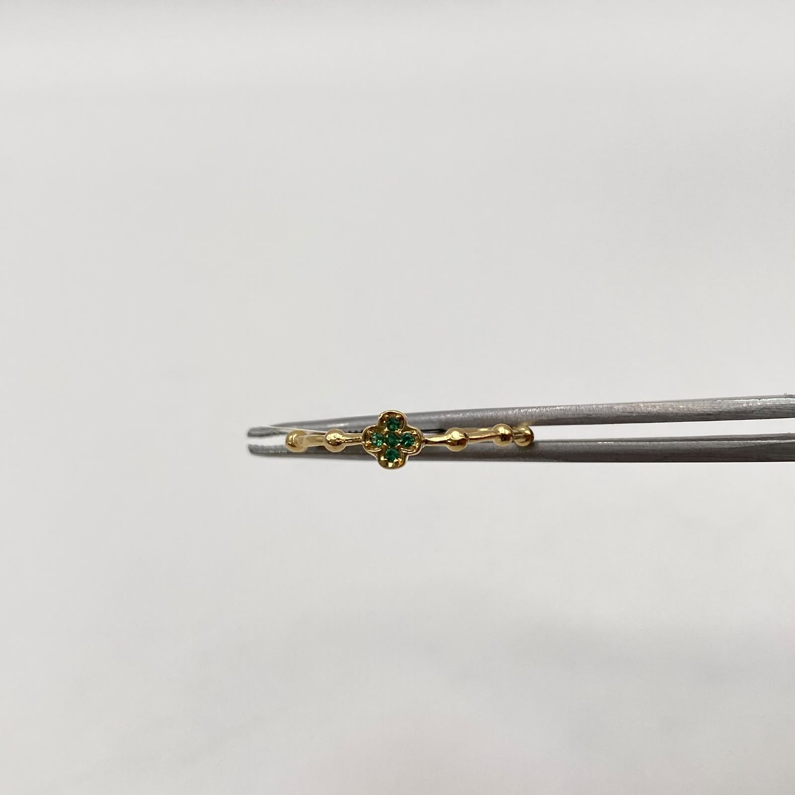 Anillo trebol circones verdes Oro amarillo / Talla 7 / 1 Gr