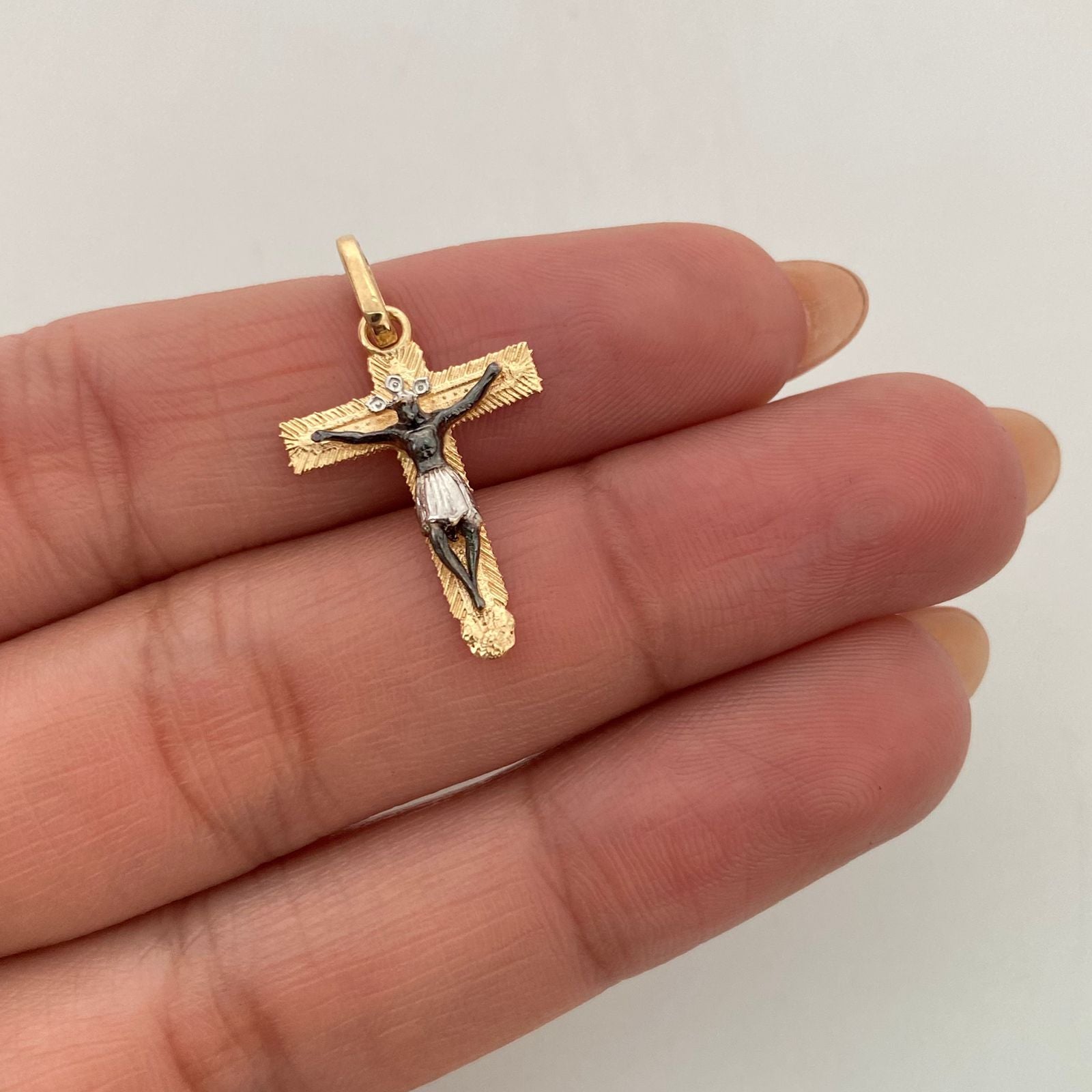 Dije Cruz Cristo Casting Oro amarillo y Oro blanco 18k 1,5 Gr / 15 mm / 2,5 Cm