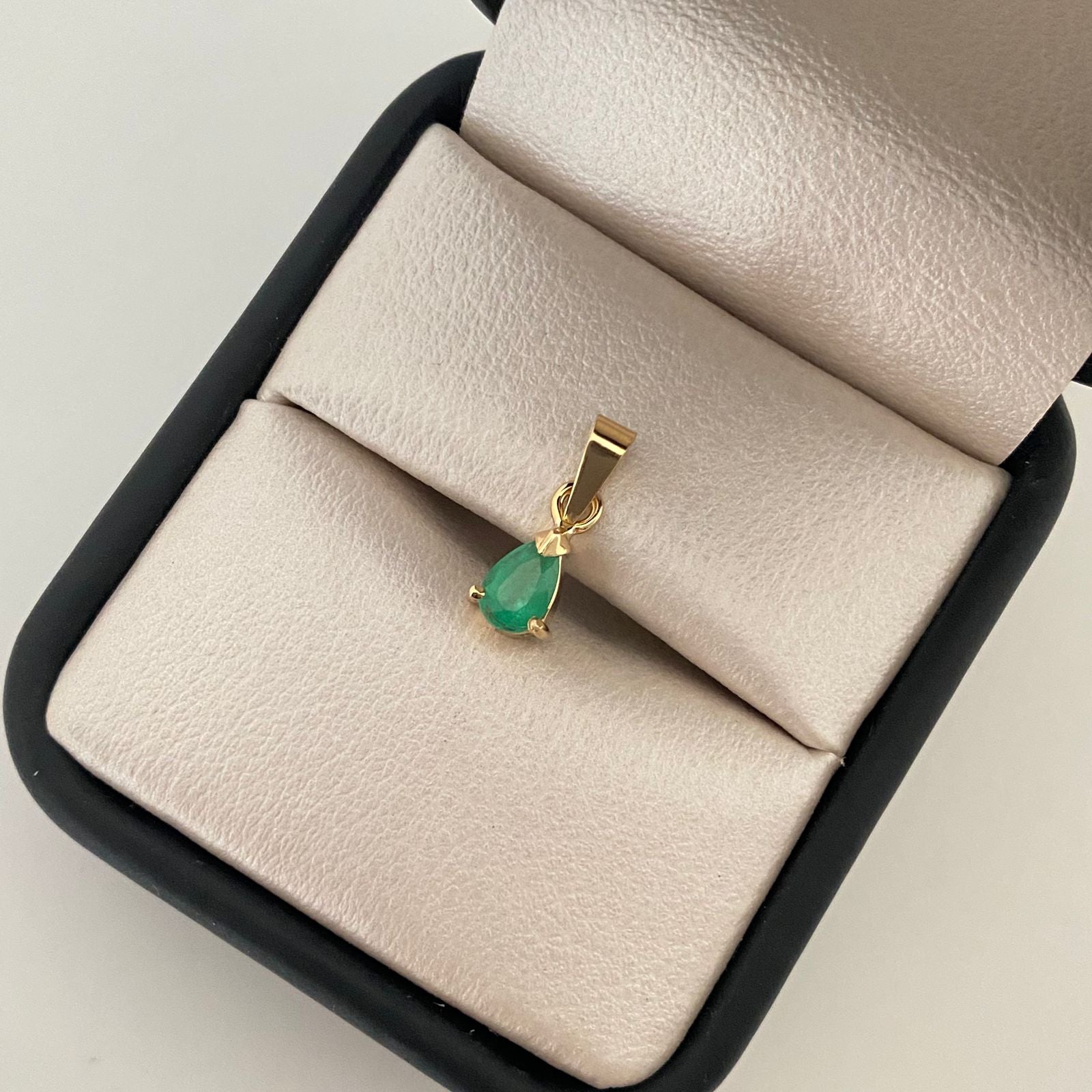 Dije esmeralda gota Oro amarillo 18k 1,0 Gr / 1,5 Cm