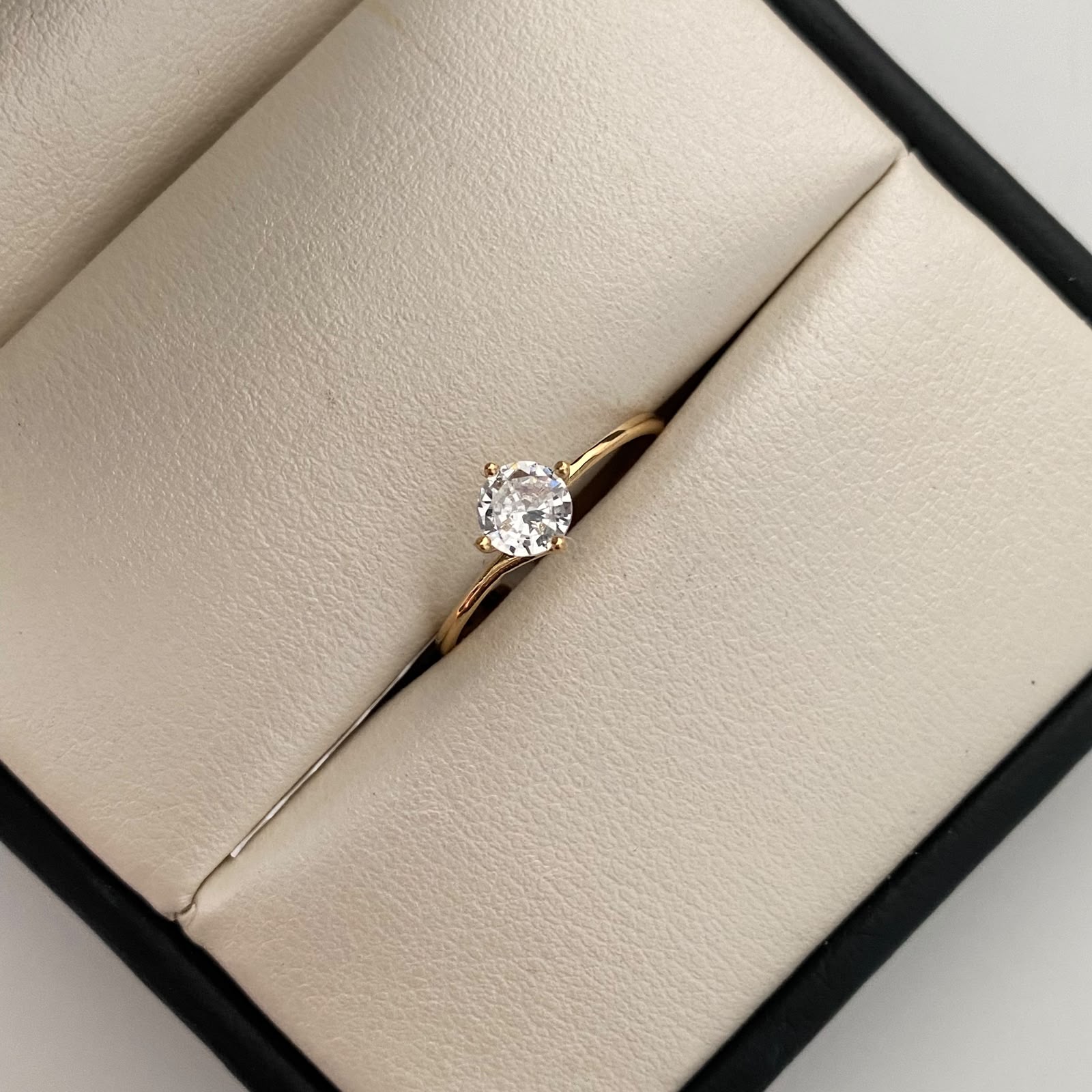 Anillo Solitario Oro amarillo 18k / Talla 7 / 1,3 Gr / 1,6 mm