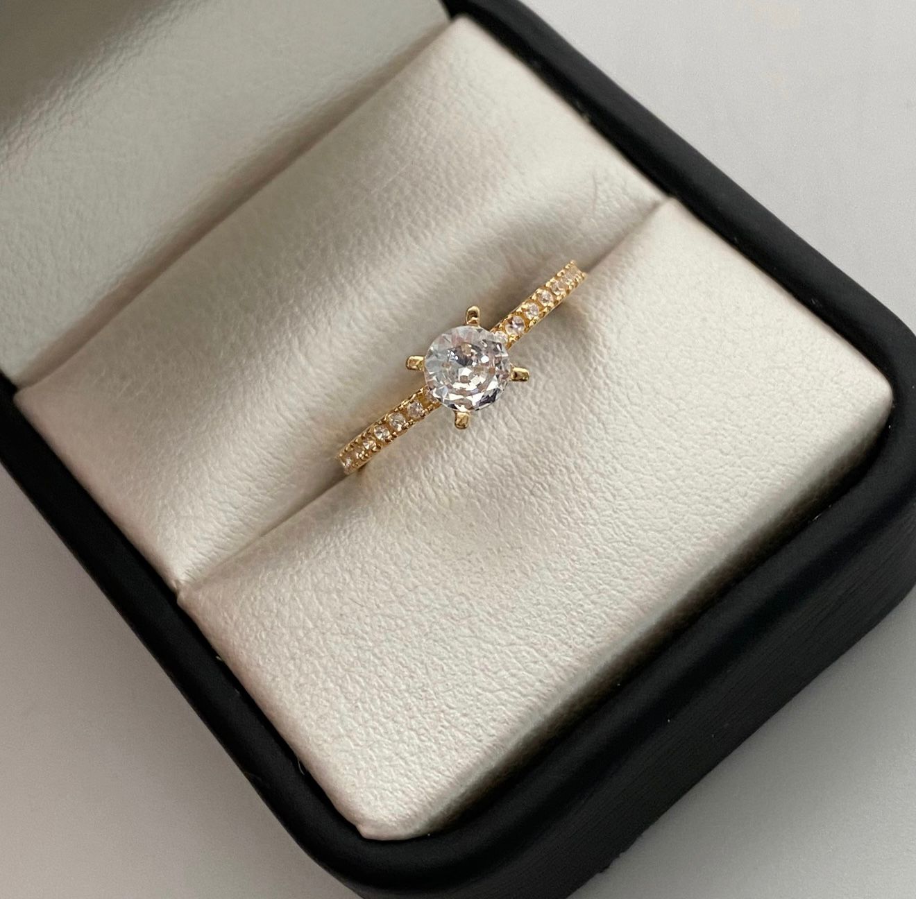 Anillo Solitario Oro amarillo 18k / Talla 7 / 1,7 Gr / 1,6 mm