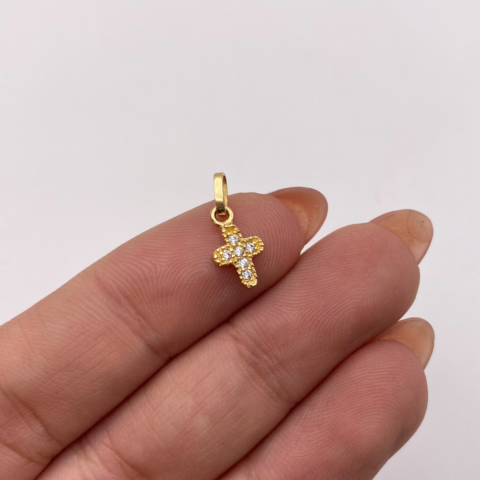 Dije mini cruz ovalada circones blancos Oro amarillo 18k 0,45 Gr / 6,42 mm / 1,2 Cm