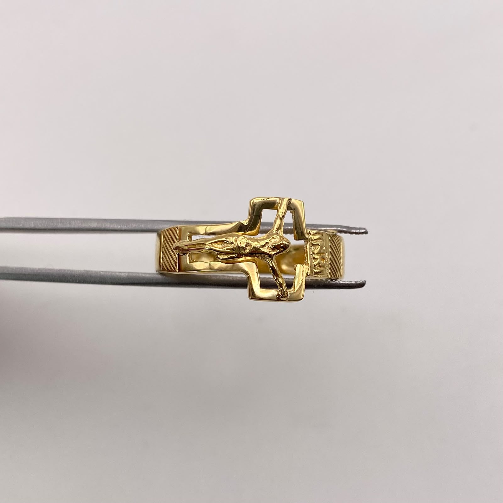 Anillo cruz cristo Oro amarillo 18k / Talla 12 1/2 / 3,55 Gr / 4,8 mm