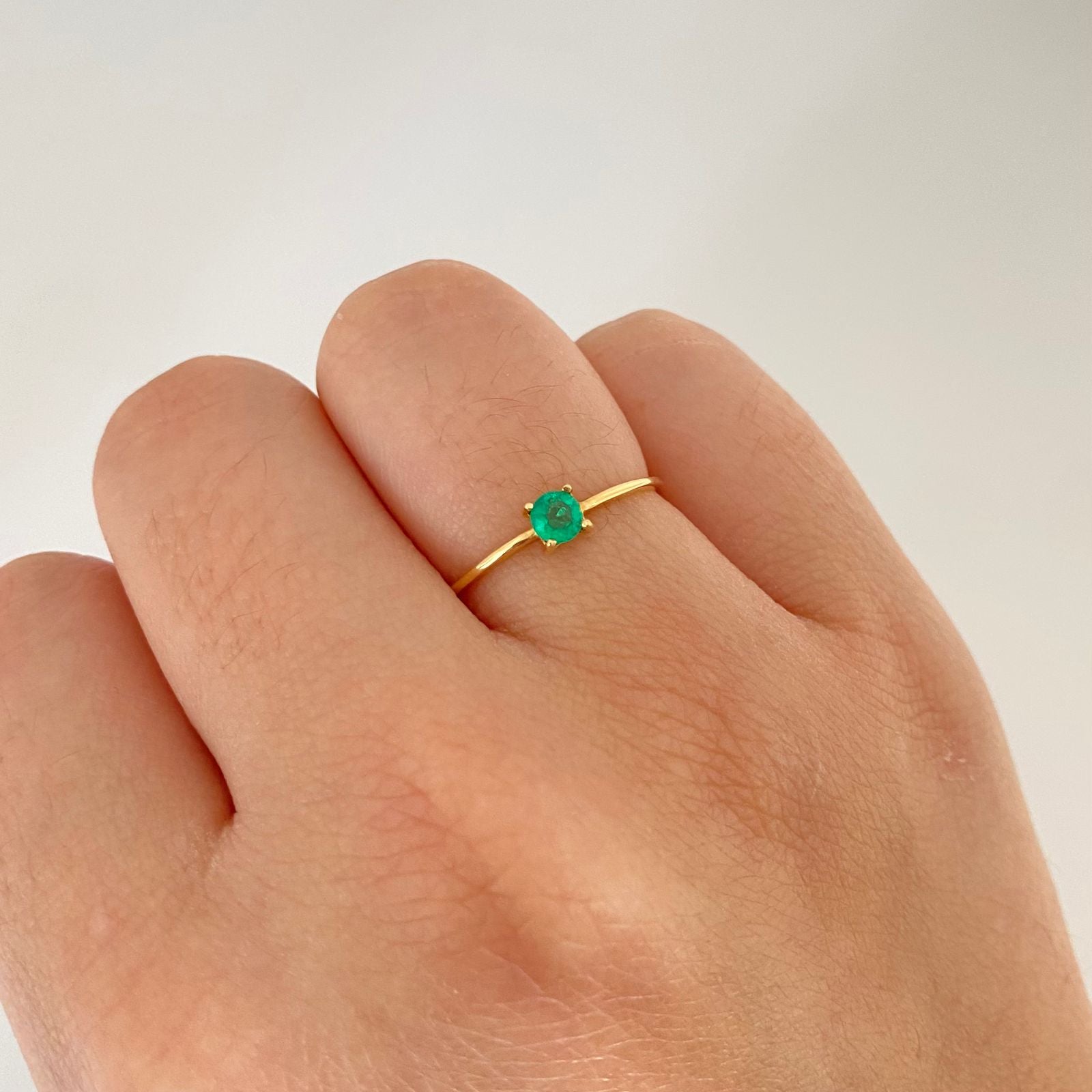 Anillo solitario esmeralda liso Oro amarillo 18k / Talla 7 3/4 / 0,8 Gr