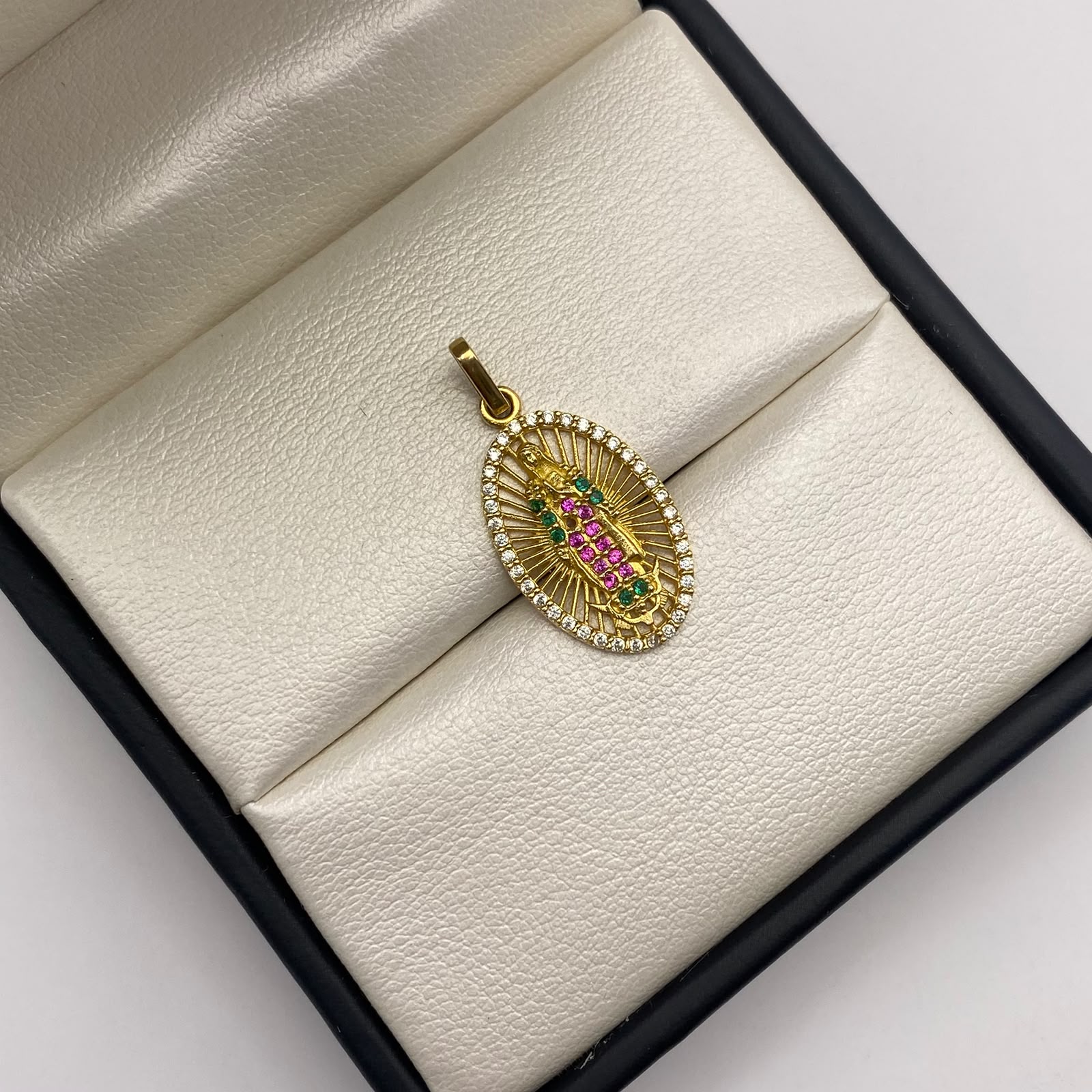 Dije virgen de guadalupe con circones verdes y fucsias  Oro amarillo 18k 1,95 Gr / 11,55 mm / 2,5 Cm