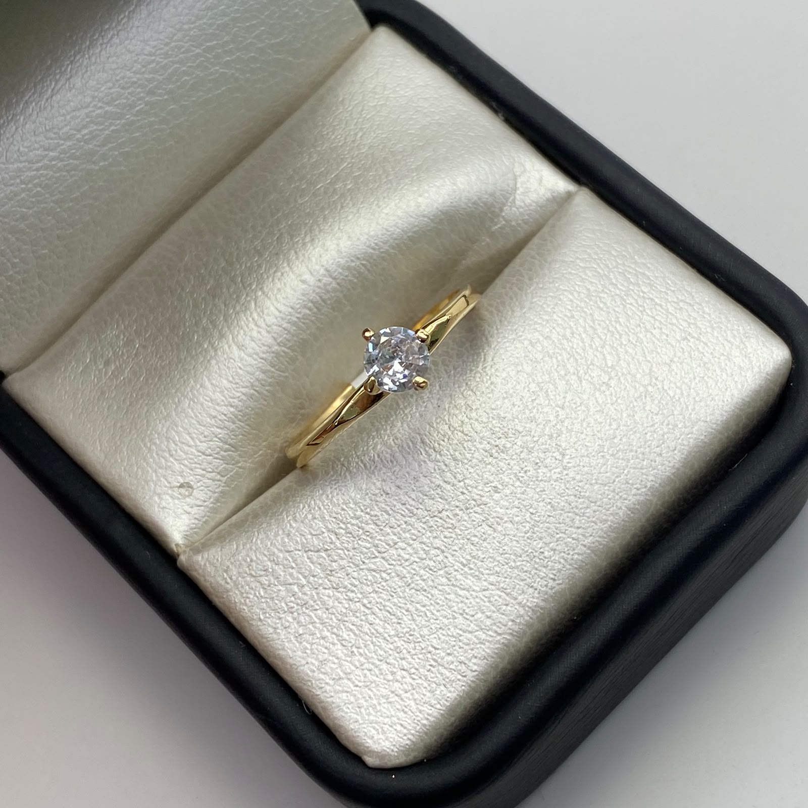 Anillo Solitario Oro amarillo 18k / Talla 7 / 1,7 Gr / 1,9 mm