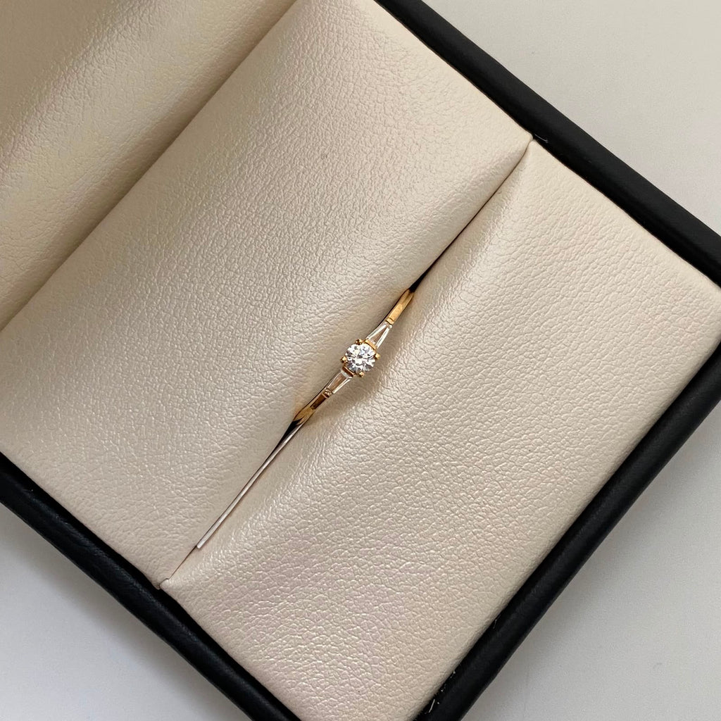 Anillo Solitario Oro amarillo 18k / Talla 6 1/2 / 1 Gr / 1 mm