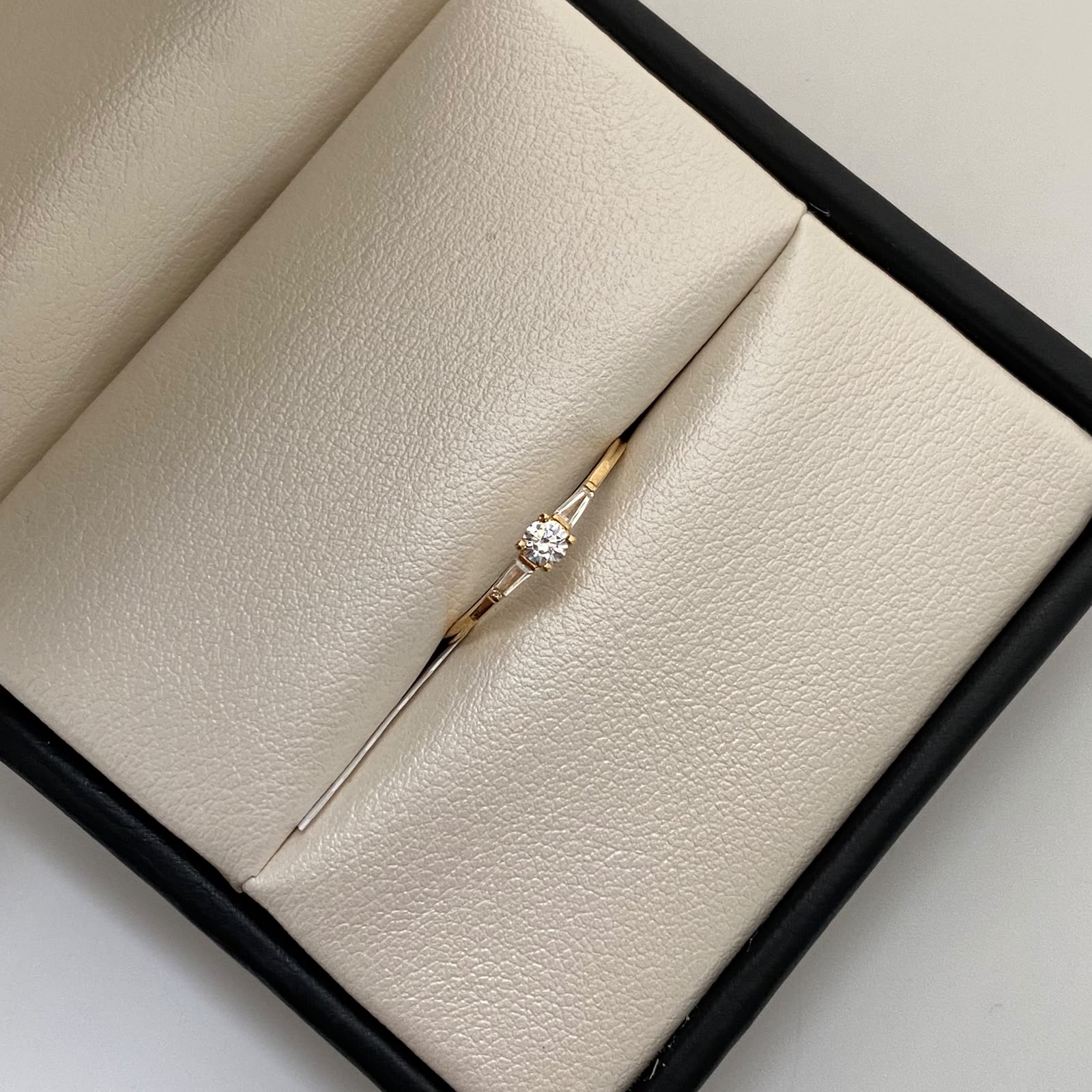 Anillo Solitario Oro amarillo 18k / Talla 6 1/2 / 1 Gr / 1 mm