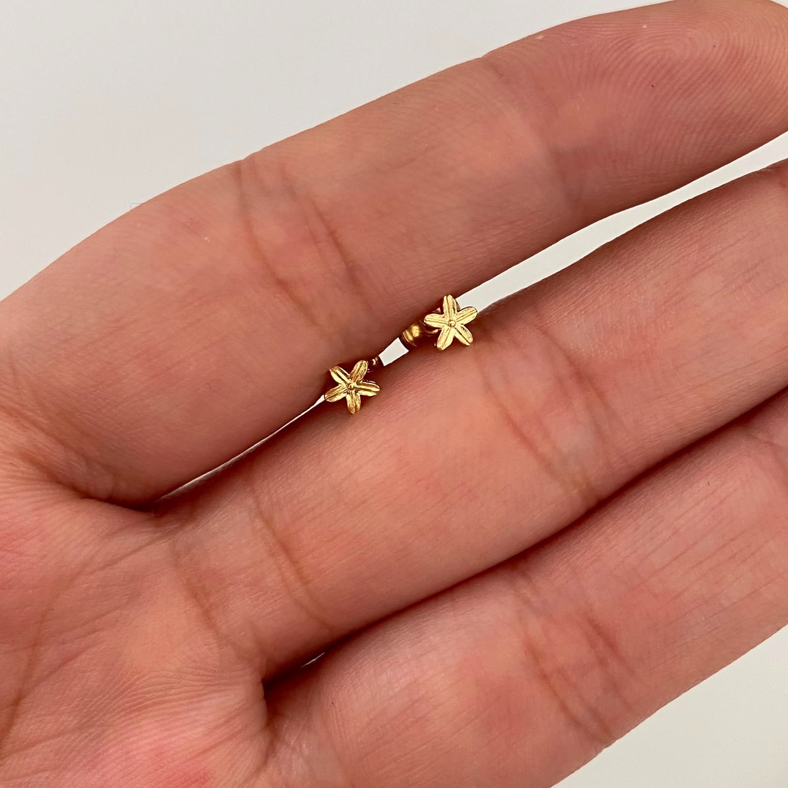 Topos Mini Florecita Oro amarillo 18k 0,5 Gr / 4,3 mm
