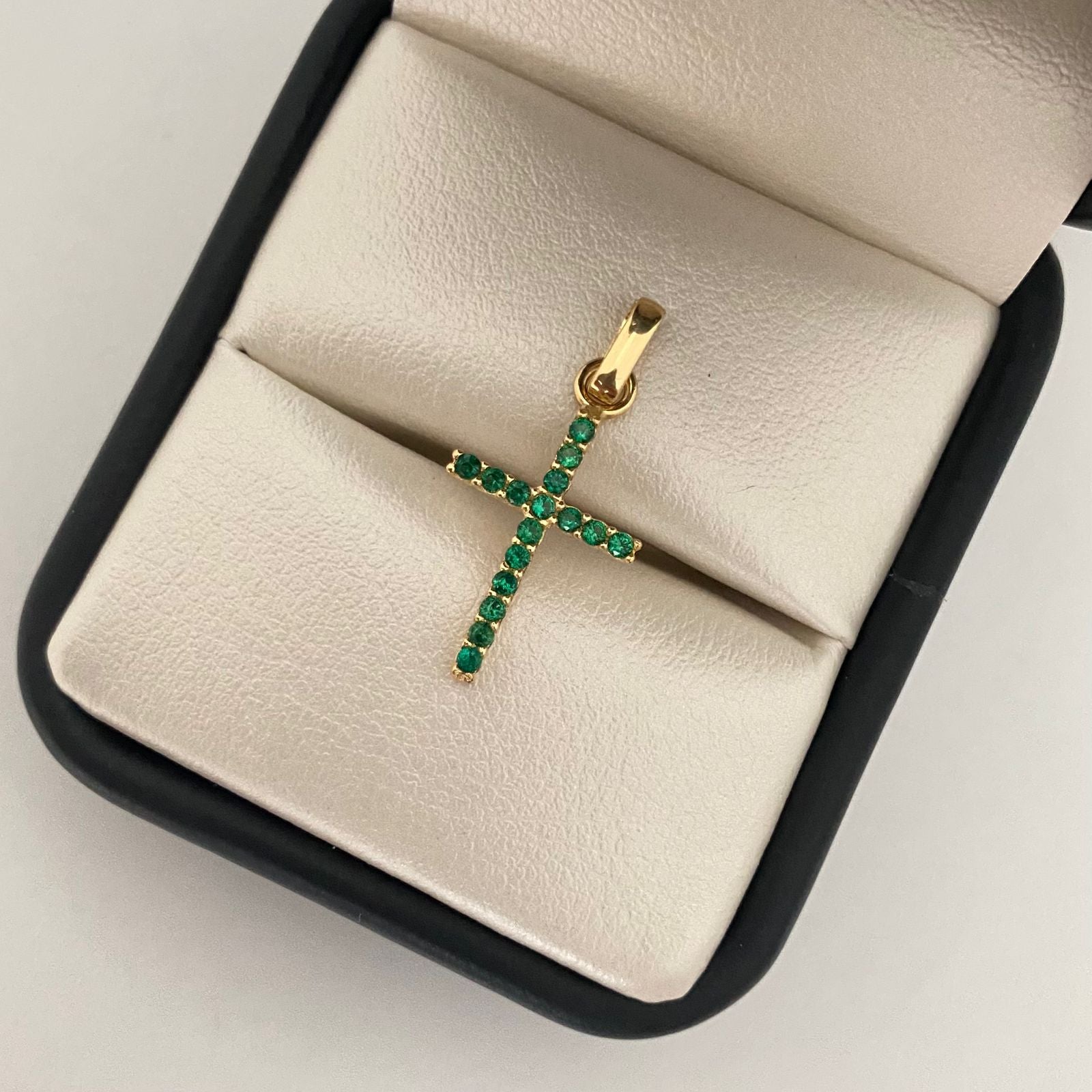 Dije cruz casting verde Oro amarillo 18k 1,2 Gr / 3,5 Cm