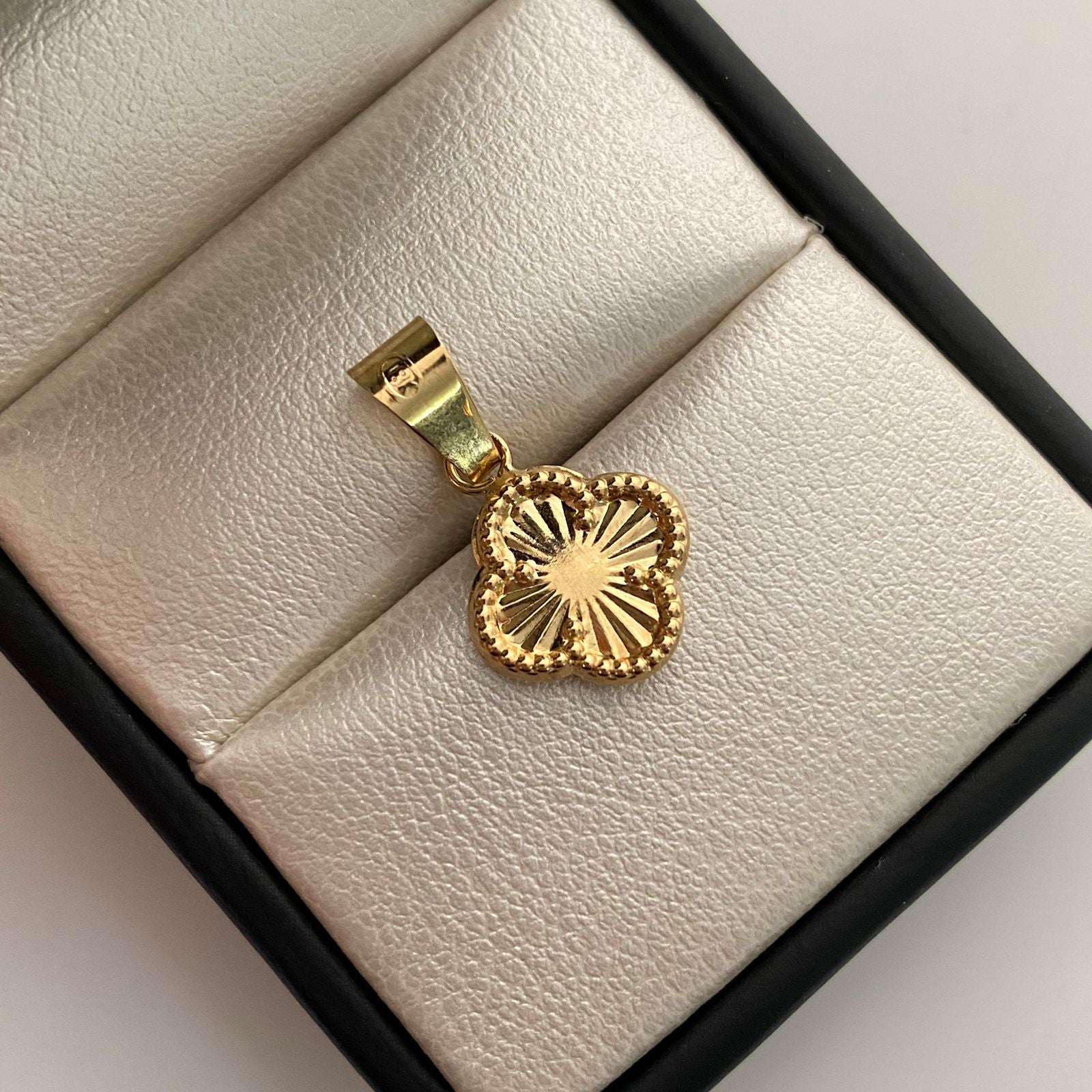 Dije Trebol Diamantado Oro amarillo 18k 1 Gr / 12,7 mm / 2,1 Cm