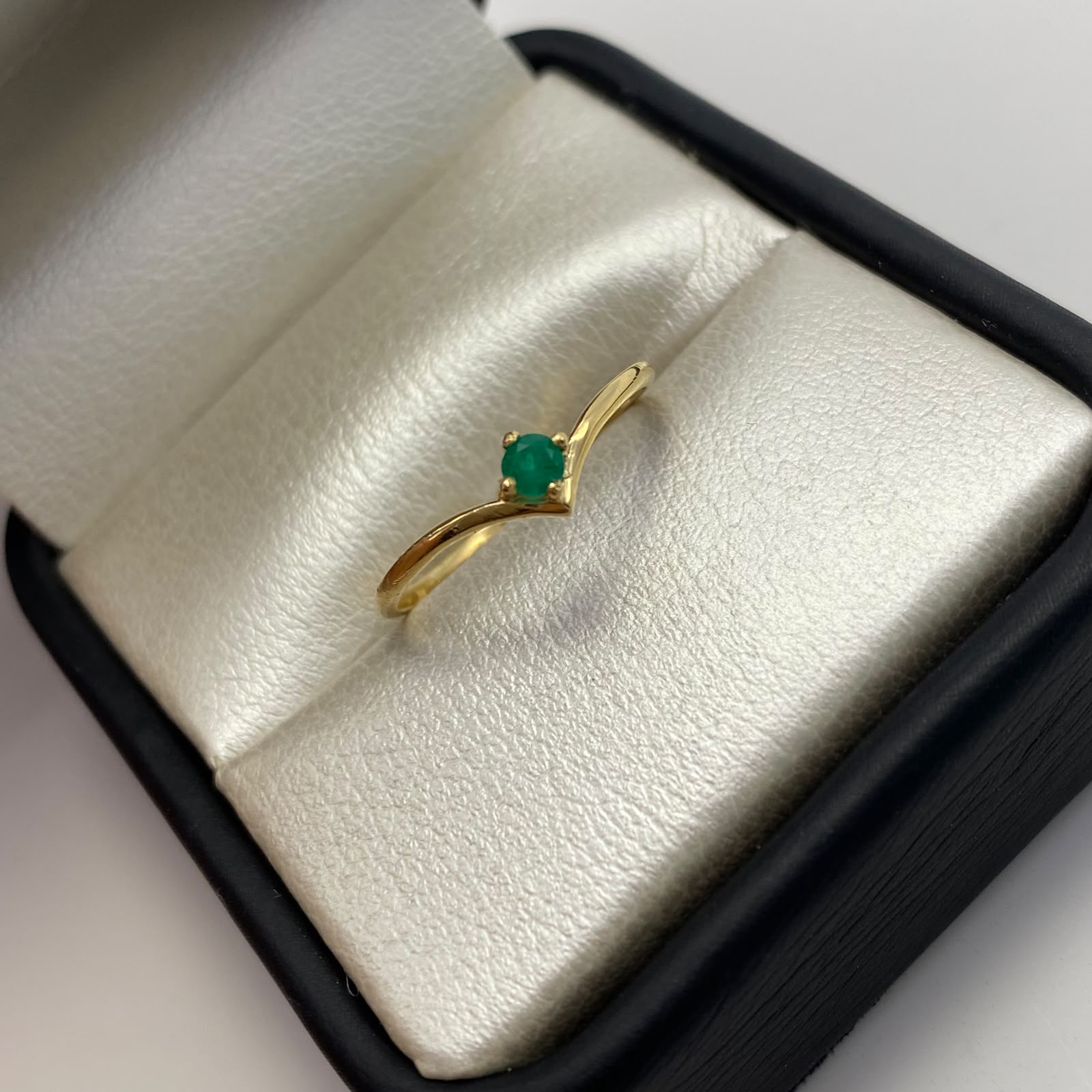 Anillo solitario esmeralda 0.15qt  Oro amarillo / Talla 6 / 1 Gr