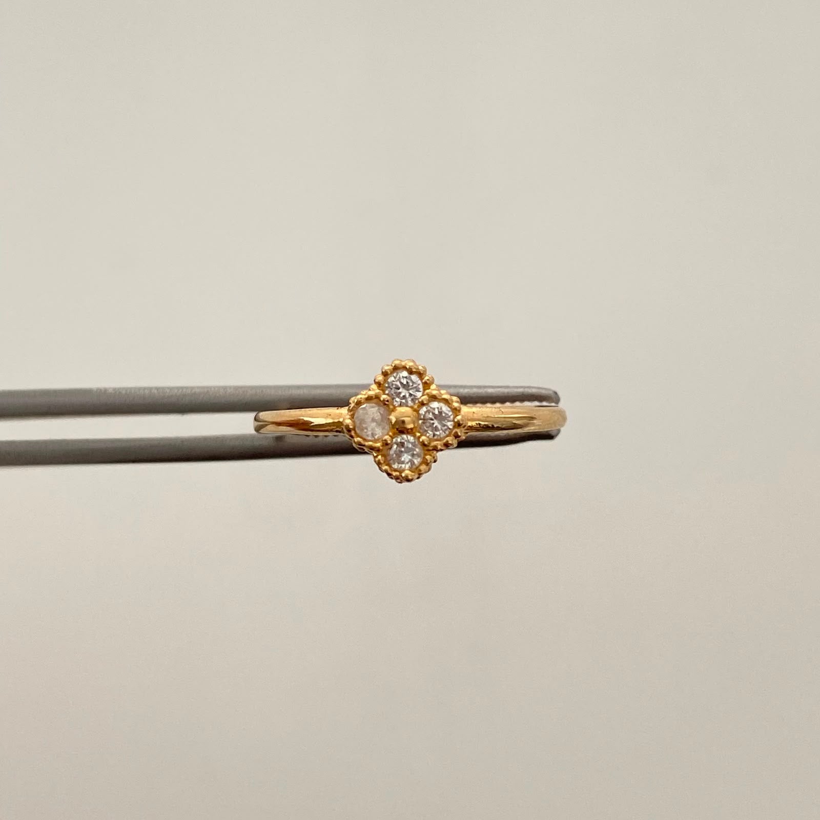 Anillo Trebol Blanco Oro amarillo 18k / Talla 6 / 1,1 Gr / 1,3 mm