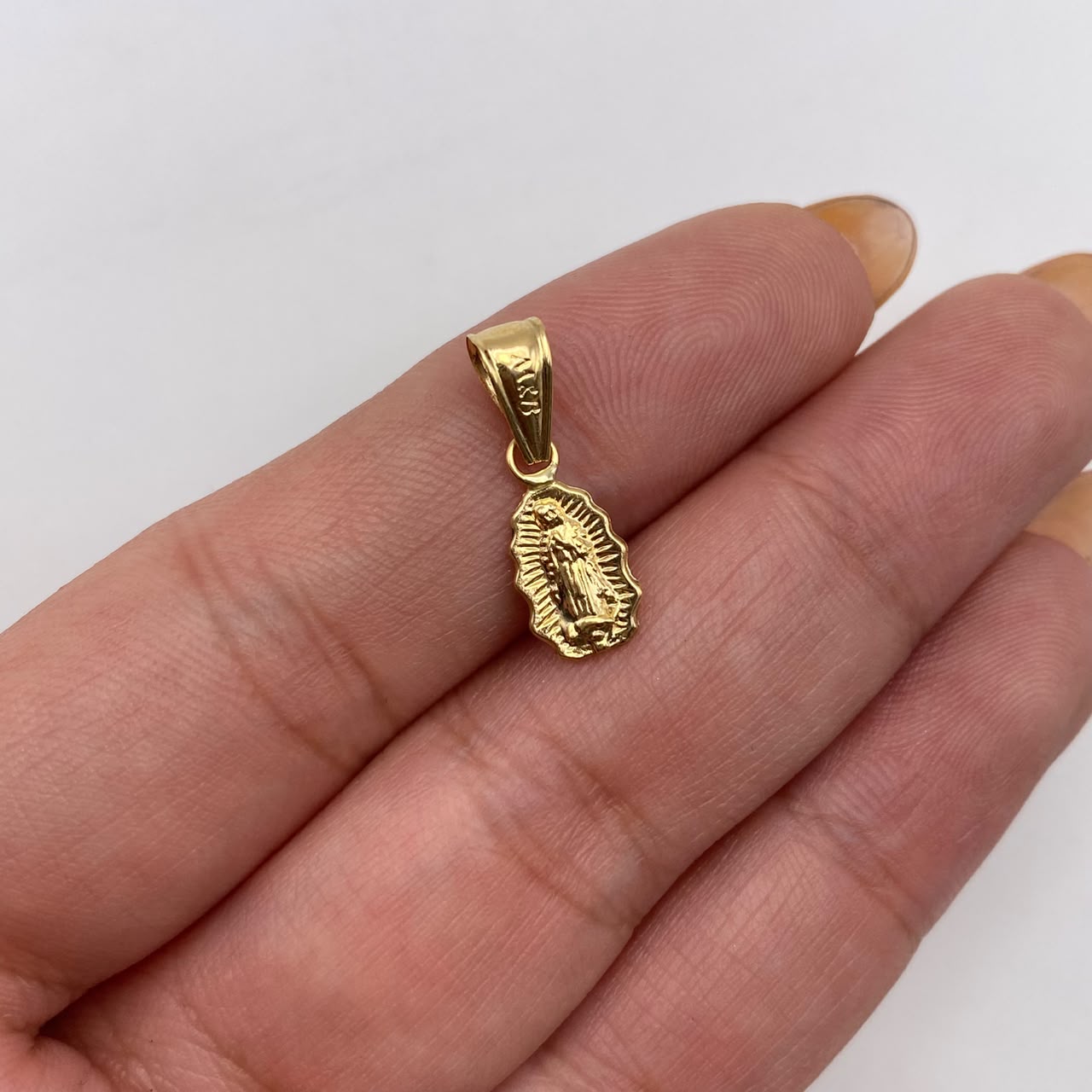 Dije virgen guadalupe Oro amarillo 18k 0,45 Gr / 6,8 mm / 2 Cm