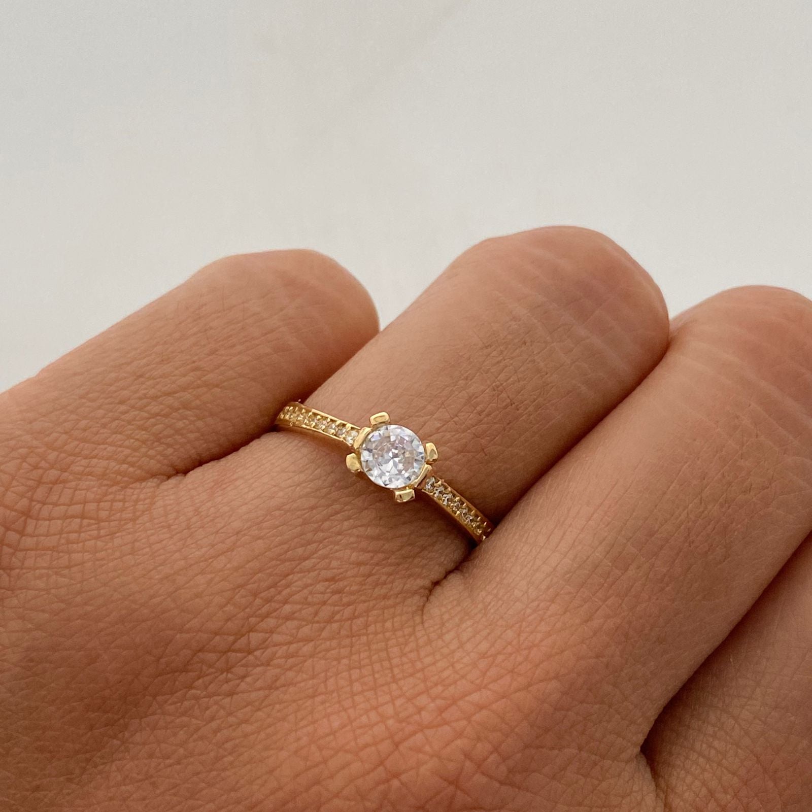 Anillo Solitario Oro amarillo 18k / Talla 7 1/2 / 2,1 Gr / 2,9 mm