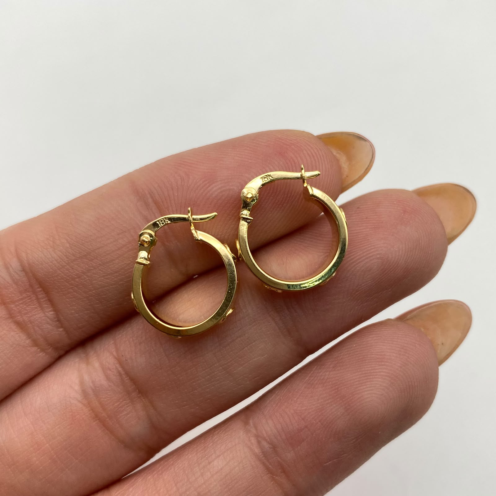 Candonga lisa con tornillo  Oro amarillo 1,5 Gr / 1,5 Cm