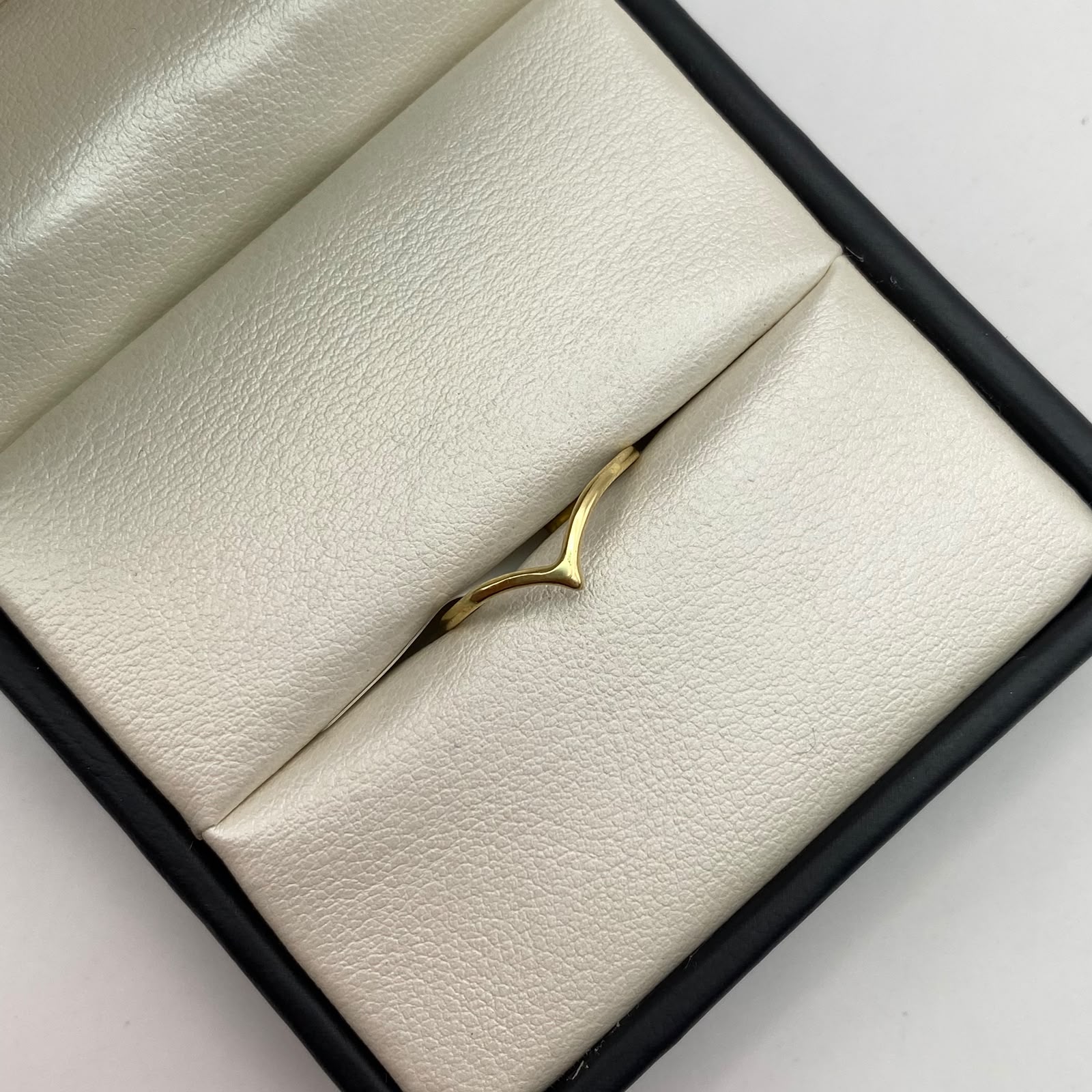 Anillo relieve  Oro amarillo / Talla 6 1/2 / 0,9 Gr