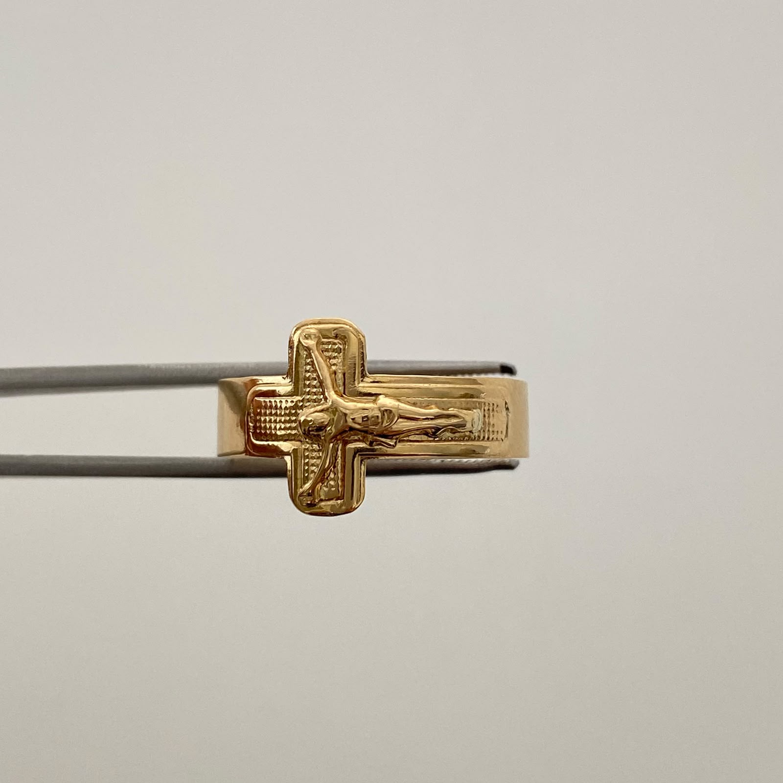 Anillo Troquel Cruz Cristo Oro amarillo 18k / Talla 12 1/2 / 2,45 Gr / 5,6 mm