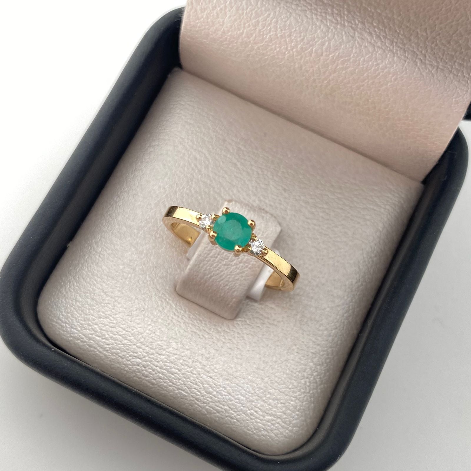 Anillo solitario centro esmeralda redonda lateral diamantes Oro amarillo 18k / Talla 6 1/4 / 3,3 Gr