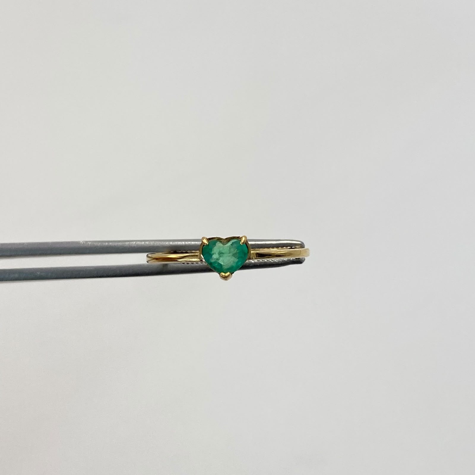 Anillo solitario corazon esmeralda 0.25qt Oro amarillo / Talla 7 3/4 / 1,4 Gr