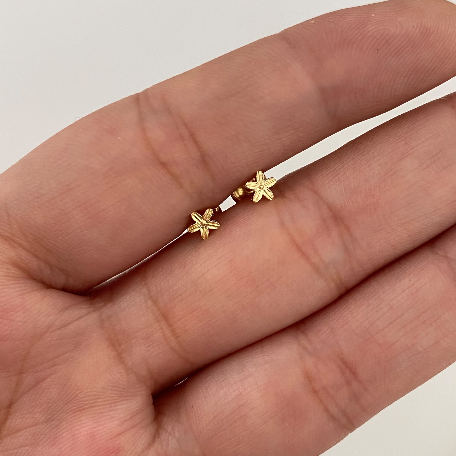 Topos Mini Florecitas Oro amarillo 18k 0,5 Gr / 4,2 mm