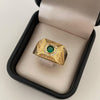 Anillo centro circon verde lateral grabado vs Oro amarillo 18k / Talla 10 1/4 / 7,0 Gr