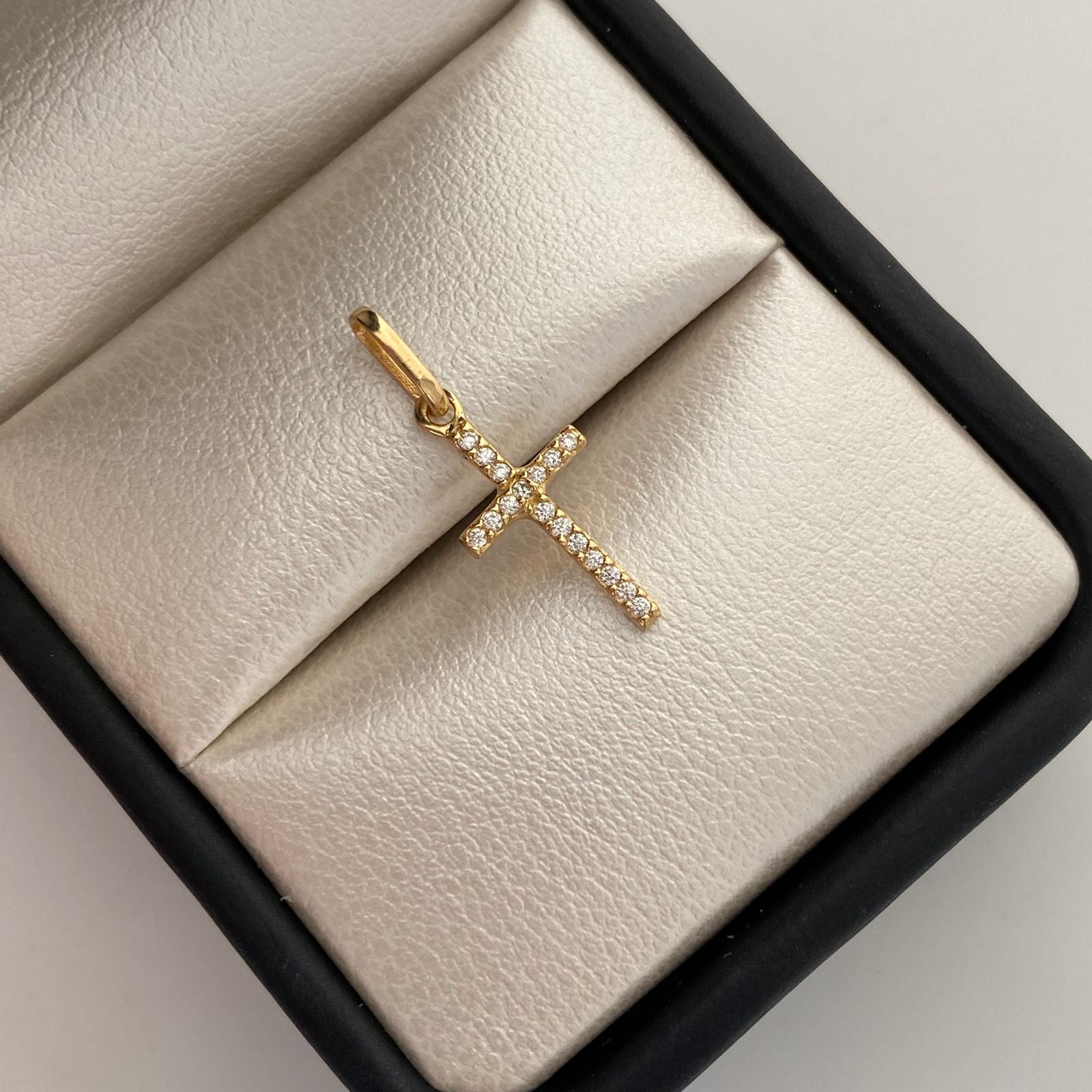 Dije Cruz Casting Oro amarillo 18k 0,65 Gr / 8,6 mm / 2,2 Cm