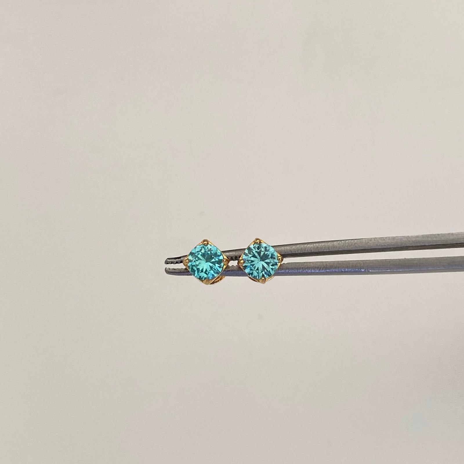 Topos Circon Azul Pastel Oro amarillo 18k 1,05 Gr / 5 mm