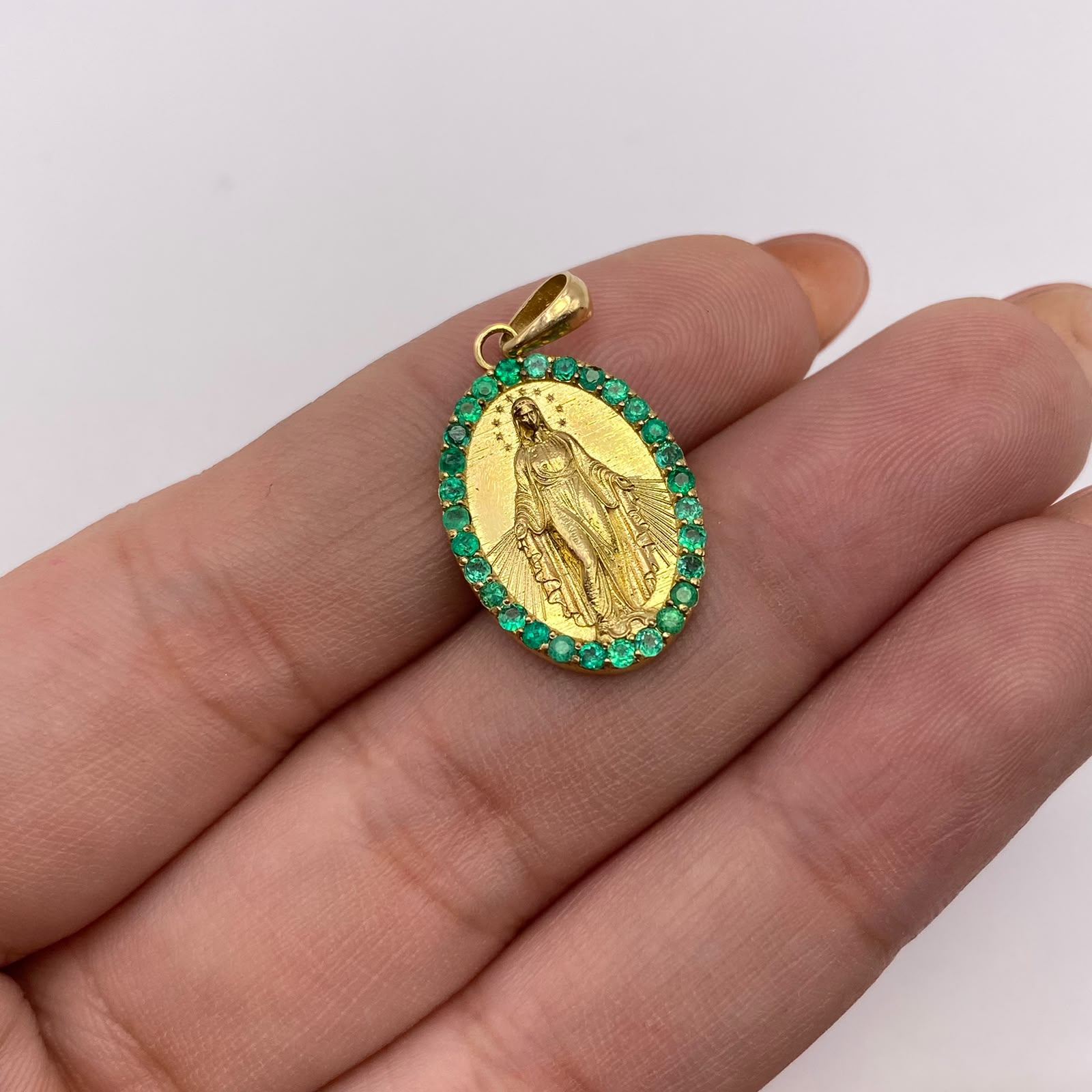 Dije It Virgen milagrosa 29 esmeraldas 1.5mm (PORFABRICACION) Oro amarillo 18k 5,4 Gr / 14,1 mm / 2,6 Cm
