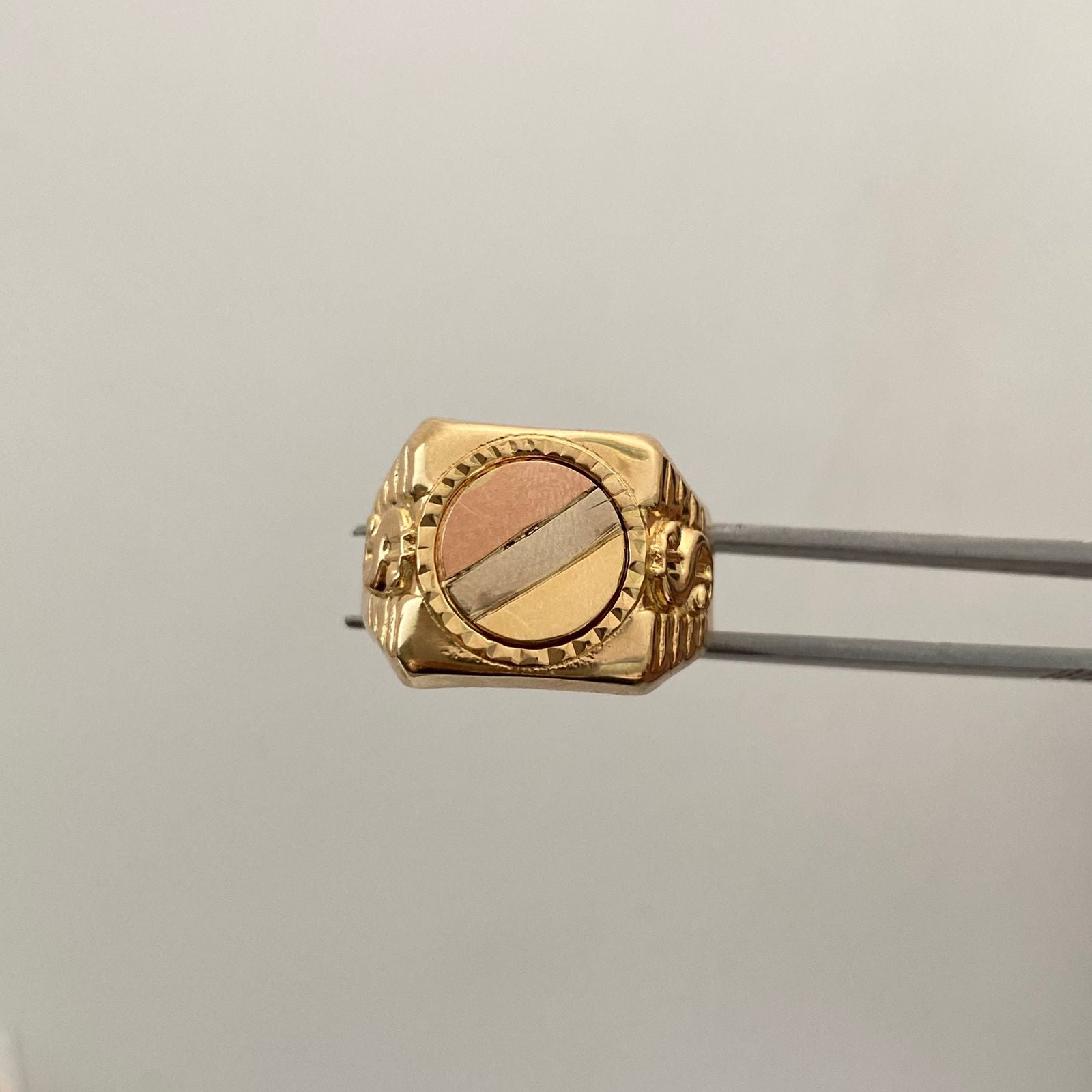 Anillo Troquel redondo signo pesos Tres oros 18k / Talla 11 / 4 Gr / 5,6 mm