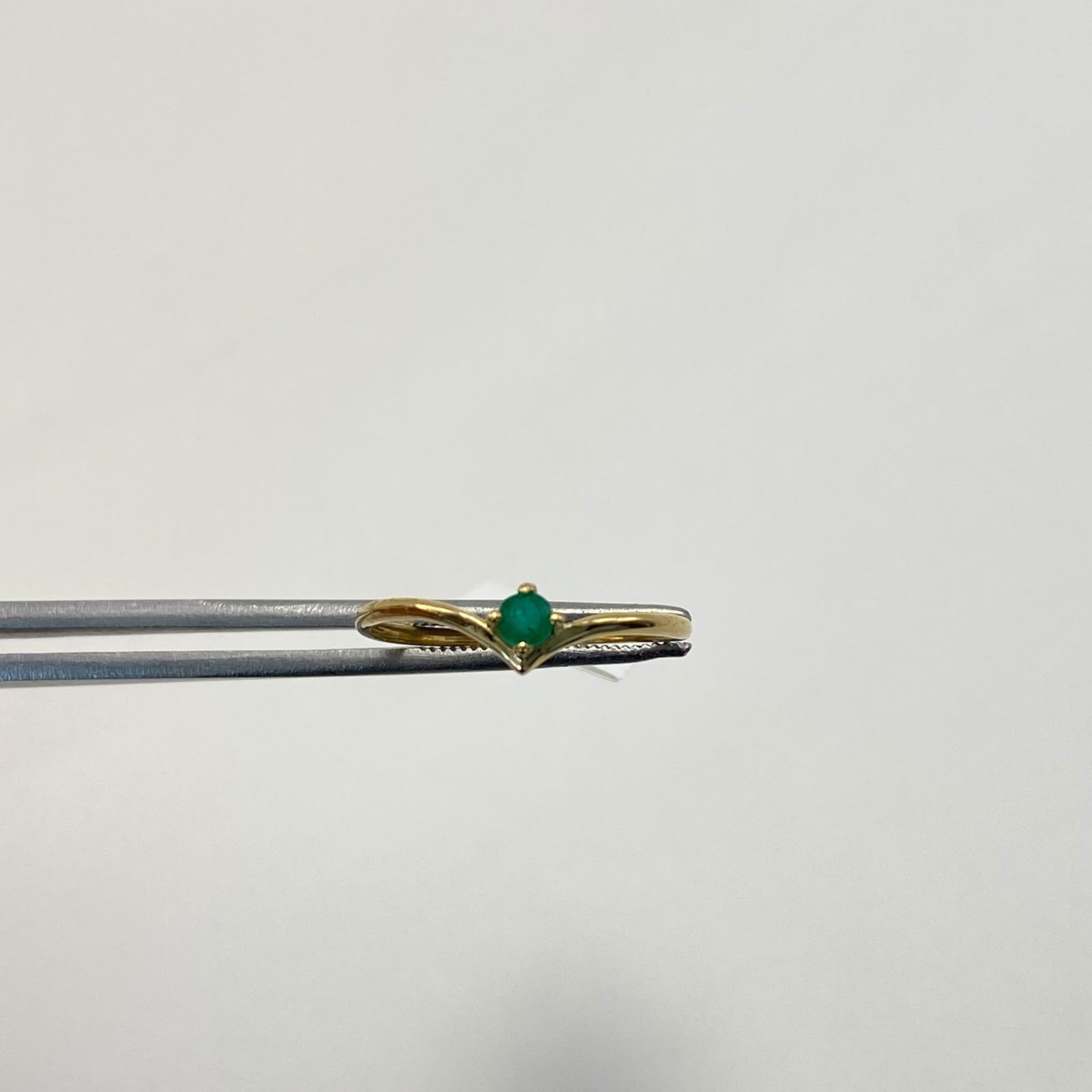 Anillo solitario esmeralda 0.15qt  Oro amarillo / Talla 6 / 1 Gr