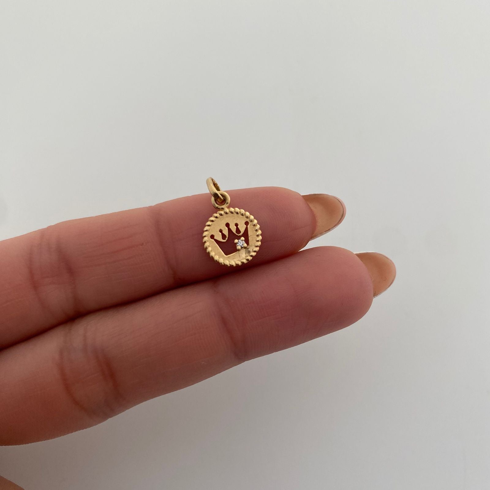Dije circulo silueta corona Oro amarillo 18k 0,8 Gr / 1,5 Cm
